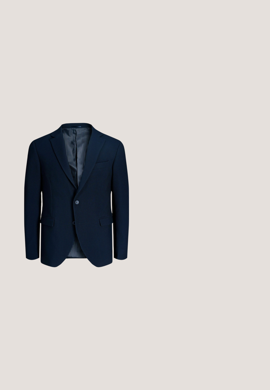 Mørk marineblå herreblazer med to knapper, hakkede revers, klaplommer og en stribet indvendig foer.; Marineblå V-hals sweater lavet af et blødt stof, med lange ærmer og ribbet kant. Minimalistisk design med en simpel etiket ved kraven.; Hvid langærmet skjorte med knapper, krave, lille broderet logo på brystet og buet kant.; Lysgule chinos med en glat tekstur, der har to sidelommer, en frontlukning med knap og en tapered ben-design.; Brun læder herre loafer med lav hæl og remdetalje over vristen, vist i sideprofil på hvid baggrund.; Brun læderbælte med en glat overflade, rektangulær metalspænde og trykknaplukning. Har et enkelt, udecoreret design.