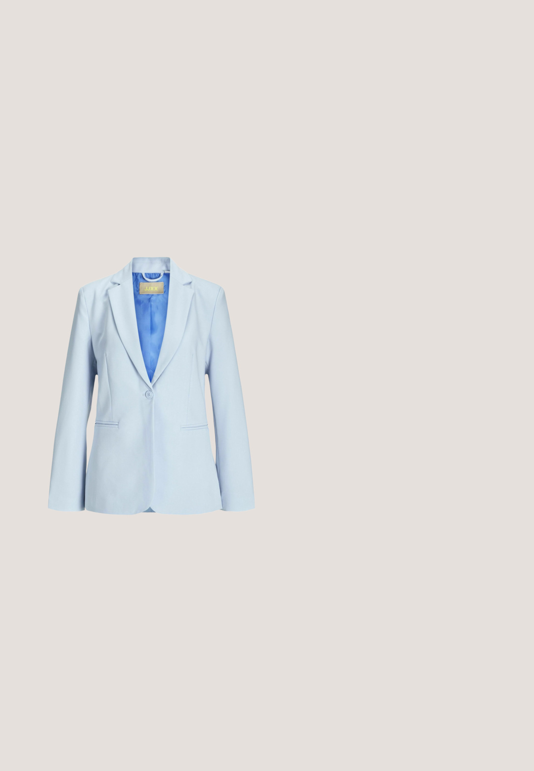 Blazer azul claro con solapa con muesca, cierre de un botón, dos bolsillos frontales y tejido suave, con un forro interior contrastante.; Vestido halter de color azul claro con textura fruncida, que cuenta con tirantes anudados y una silueta larga y fluida.; Zapato de tacón alto de ante azul claro con punta afilada y un pequeño lazo en la parte trasera. Presenta un diseño elegante y plantilla color tostado.; Gafas de sol rectangulares translúcidas blancas con lentes degradadas y varillas delgadas de metal, con la marca Michael Kors en la lente y la patilla.; Bolso trapezoidal azul claro con pañuelo de estampado floral envuelto alrededor de las asas y pequeña decoración de abeja dorada centrada cerca de la parte superior.; Pulsera de cuentas con cristales azul claro, perlas blancas y acentos dorados; incluye un cierre de langosta y una cadena ajustable.