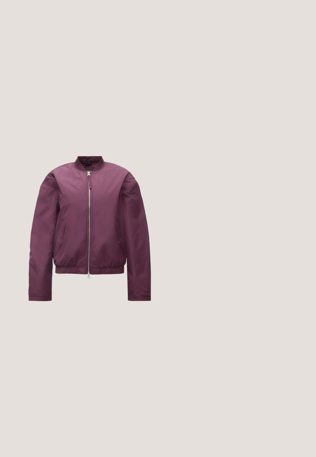 Veste bomber violette zippée avec col, poignets et taille côtelés, dotée de poches latérales, présentée sur fond blanc.; Cardigan tricoté bordeaux avec un col rond, fermeture à boutons à l'avant avec six boutons transparents et manches longues. Texture douce.; T-shirt à manches courtes en maille de couleur prune avec un col en scoop et quatre boutons-pression argentés sur la patte de boutonnage avant.; Pantalon droit de couleur bordeaux foncé uni avec une taille élastique, en tissu doux.; Chaussure slingback en cuir bordeaux avec un bout arrondi, un design incurvé, des accents en métal argenté et un talon bloc. Finition texturée.; Petit sac à bandoulière en cuir marron foncé avec bandoulière nouée et fermeture éclair supérieure, sur un fond clair uni.