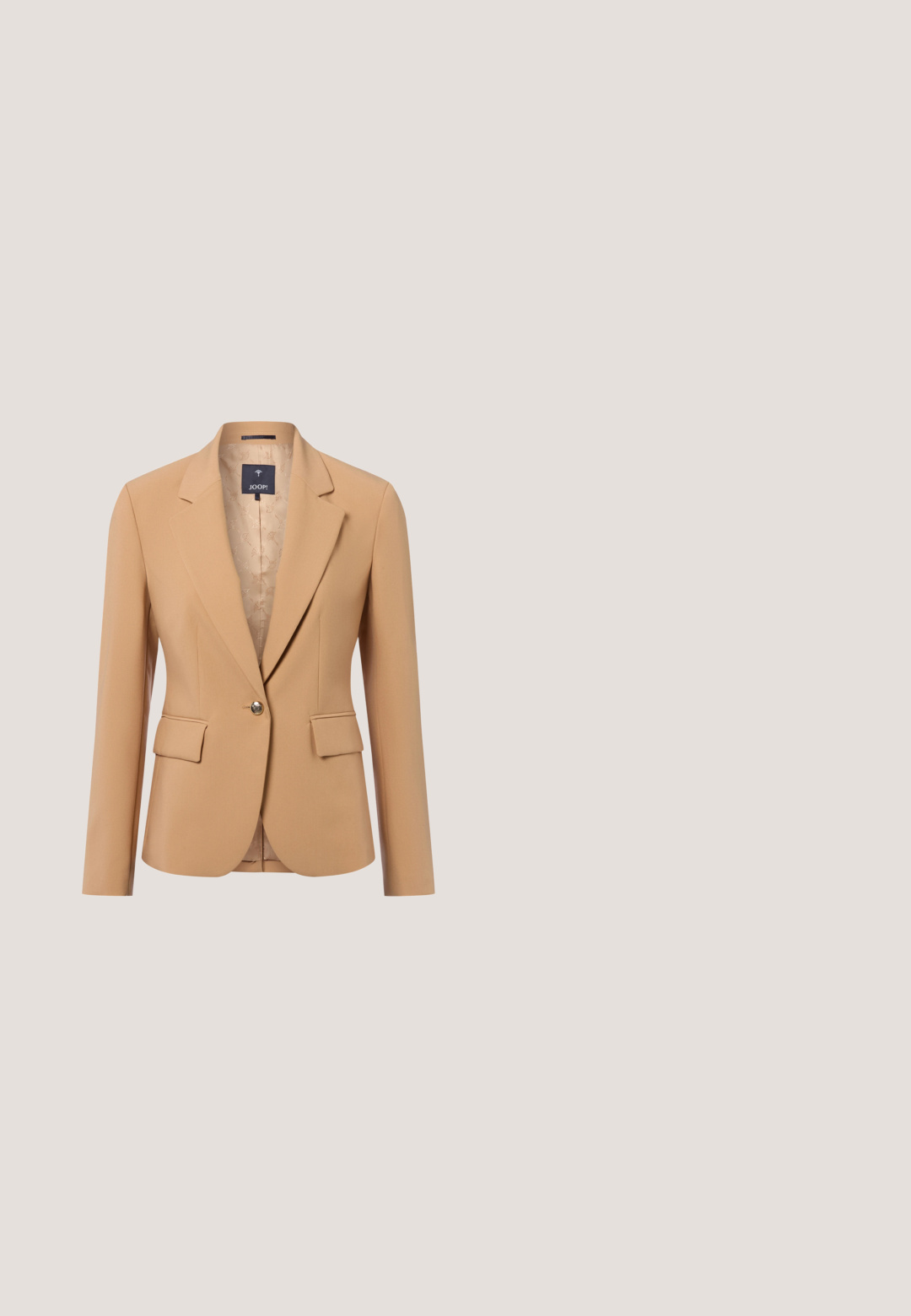 Beige Ein-Knopf-Blazer mit Reverskragen, zwei vorderen aufgesetzten Taschen und gemustertem Satinfutter, taillierte Passform.; Braunes Langarmhemd mit Knopfverschluss, spitzem Kragen und Manschetten, vor einem schlichten weißen Hintergrund präsentiert.; Beige gerade geschnittene Hose mit Gürtelschlaufen und einem sauberen, minimalistischen Design, flach auf weißem Hintergrund präsentiert.; Beige Lederloafers mit flachem Absatz, dekorativem Metallring und Riemenakzent, glatter Oberfläche und abgerundeter Schuhspitze.; Braune Leder-Tote-Bag mit strukturiertem Design, spitzen Seiten und einem goldfarbenen Hardware-Akzent in der Mitte. Glatte Textur insgesamt.; Brauner Lederbelt mit einer goldfarbenen Metallschnalle, glatter Textur und mehreren Anpassungslöchern entlang des Riemens.