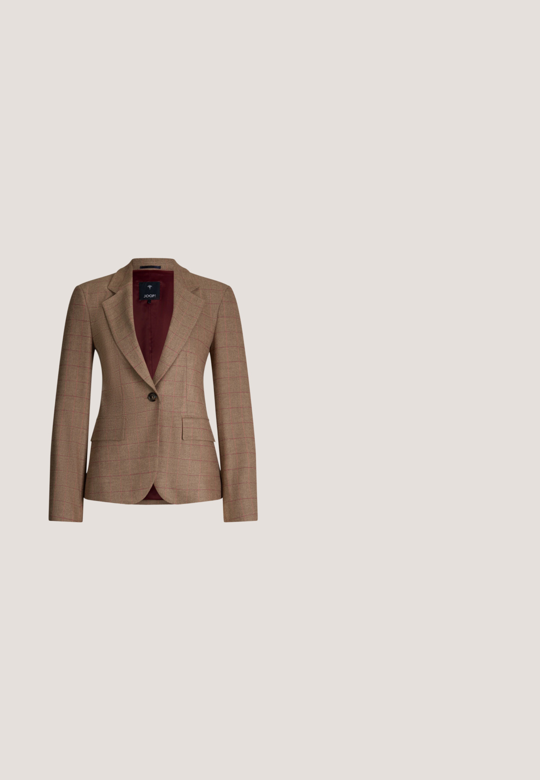 Bruine geruite blazer met een enkele knoop, snitrevers en twee voorzakken. Voering van bordeauxkleurige stof, met een getailleerde pasvorm en gestructureerde schouders.; Beige long-sleeve shirt gemaakt van een zachte, rekbare stof. Voorzien van een ronde hals en een aansluitend ontwerp met minimale stikdetails.; Beige op maat gemaakte broeken van textuurstof, met een platte voorkant, zijzakken en een enkele achterzak. Recht model.; Beige leren pump met een ronde teen en een zwarte lakkap, voorzien van een blokhak en een gladde textuur.; Bruine Guess handtas met monogrampatroon, gebogen klep, enkele schouderriem en decoratieve metalen logohangers aan de zijkant.; Fijne gouden ketting met een ronde hanger waarin een kleine bedel in de vorm van een beer te zien is, op een witte achtergrond.