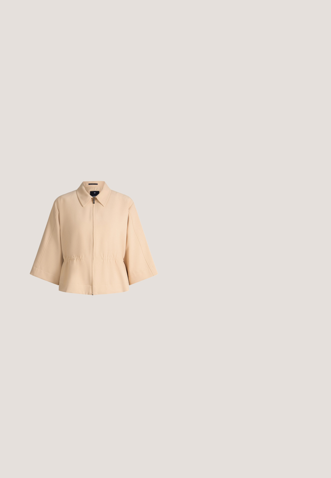 Veste courte beige avec manches larges trois-quarts, col pointu, fermeture éclair à l'avant et léger détail froncé à la taille.; Combinaison pantalon à jambes larges couleur crème, avec manches courtes, fente en V au col et ceinture en tissu nouée à la taille.; Escarpin à talons hauts en cuir beige avec un bout pointu, une texture lisse et un talon aiguille élancé. Design minimaliste sans ornements supplémentaires.; Lunettes de soleil avec des verres carrés, teinte marron dégradée, monture en métal doré, branches en écaille de tortue et accents décoratifs aux charnières.; Sac bandoulière en cuir blanc avec une sangle ajustable, un fermoir doré en forme d'oiseau et des clous décoratifs sur le rabat avant.; Bracelet chaîne en or avec un pendentif circulaire orné de cristaux transparents incrustés, fermoir mousqueton et petite étiquette ronde avec logo.