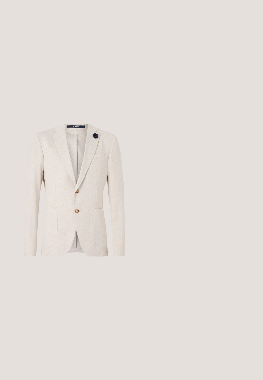 Blazer beige au design classique, avec des revers crantés, deux poches avant et une fleur en tissu bleu marine en accent sur le revers.; Chemise à manches longues bleu clair en coton avec un col pointu, des boutons à l'avant et un ourlet arrondi. Texture lisse sans motifs.; Pantalon ajusté bleu marine, avec une coupe slim, présentant une texture lisse, un devant plat et des jambes pliées. Pas de poches visibles ni d'embellissements.; Chaussure habillée en cuir marron pour homme, à lacets, semelle noire, talon bas, finition lisse sur un fond uni.; Cravate en soie bleue avec des rayures diagonales dans des tons de bleu clair et foncé. Présente un petit motif floral brodé près de la pointe.; Ceinture en cuir marron avec une boucle rectangulaire en métal argenté, présentant une texture lisse et un design classique.