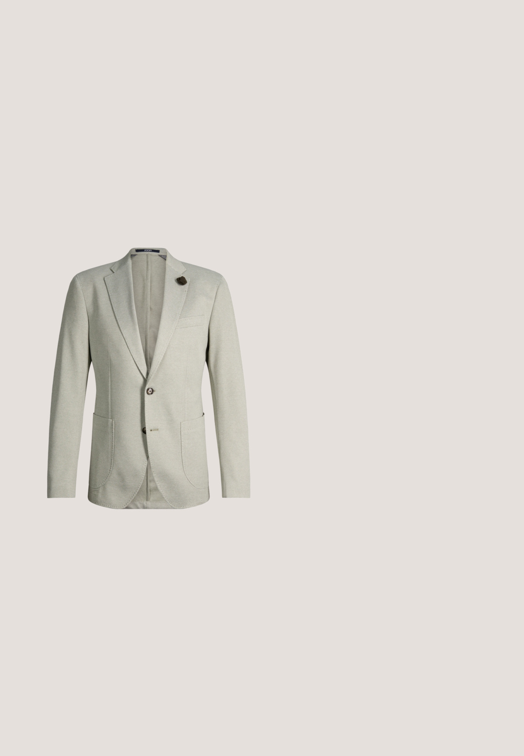 Lichtgrijze gestructureerde herenblazer met inkeping revers, twee borstzakken met klep, twee knopen en een decoratieve reversspeld aan de linkerkant.; Beige, lange mouw, overhemd met knopen, klassieke kraag, rechte zoom en een merklabel aan de binnenkant van de kraag.; Beige gepaste broek met rits, enkele knoopsluiting en riemlussen. Soepele stof met een rechte pasvorm en geen zichtbare patronen.; Lichtbruine suède herenslipper met kwastje en crèmekleurige rubberen zool, zijaanzicht op een effen achtergrond.; Ivoorkleurige zijden stropdas met een subtiel paisley patroon, plat gelegd op een witte achtergrond.; Lichtbruine suède riem met zilveren metalen gesp, opgerold en geplaatst op een wit oppervlak.