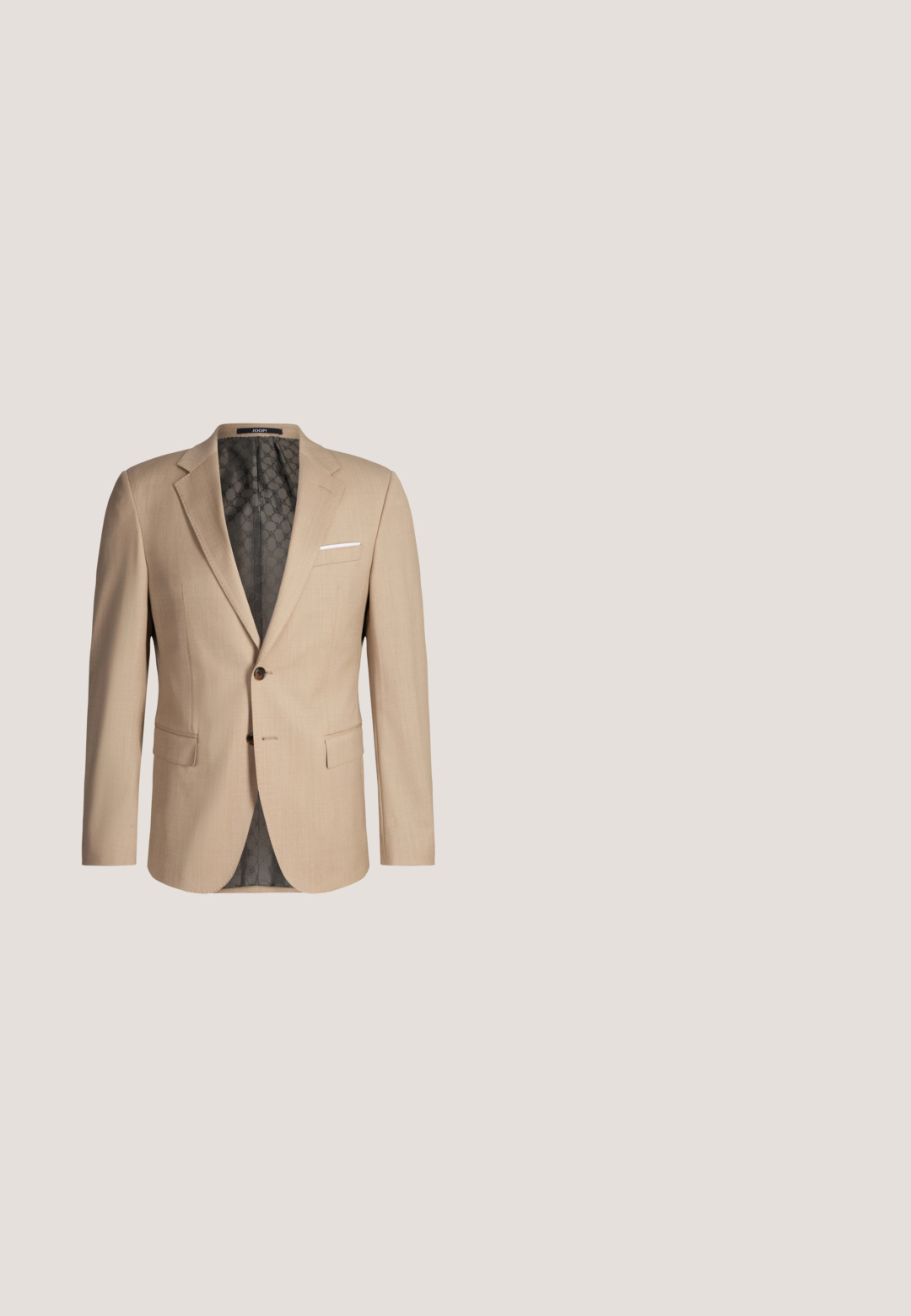 Beige herenblazer met twee knopen, inkeping revers, voorzakken met klep, borstzak met wit pochet en een donker binnenwerk met patroon.; Beige blouse met lange mouwen en knopen, kraag, zichtbare knopen aan de voorkant en manchetten, plat uitgespreid op een witte achtergrond.; Beige broek van gladde stof met een rechte snit, voorzien van een knoopsluiting en voorzakken, en inclusief riemlussen.; Bruine leren nette schoen met veters, zwevend boven een beige tapijt, met een ronde amberkleurige tafel op de achtergrond.; Beige stropdas met een textuurpatroon van kleine witte stippen, smalle vorm en puntige punt. Gladde afwerking met een subtiele glans.; Bruine leren riem met een gladde afwerking, voorzien van een zilverkleurige metalen dubbele speldsluiting en een logo-accent nabij de sluiting.