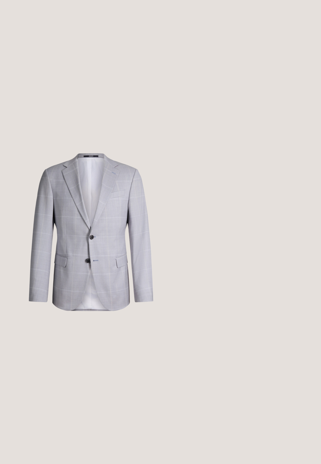 Blazer gris clair pour homme avec motif à carreaux subtil, deux boutons devant, revers crantés et poches à rabat.; Chemise habillée pour homme à manches longues, bleu clair, avec de fines rayures blanches et des boutons blancs, boutonnée jusqu'au col classique.; Pantalon à carreaux gris avec une coupe ajustée, présentant un devant plat, une fermeture à un bouton et des passants de ceinture. Confectionné en un tissu lisse.; Chaussures à enfiler en daim gris avec un bout pointu, présentant un accent en cuir enroulé sur le dessus et une semelle en caoutchouc de couleur claire.; Cravate grise avec un motif de petits pois blancs uniformément espacés, posée à plat sur un fond blanc.; Ceinture en cuir blanc avec une texture lisse, boucle en métal rectangulaire, et plusieurs trous d'ajustement pour varier la taille.