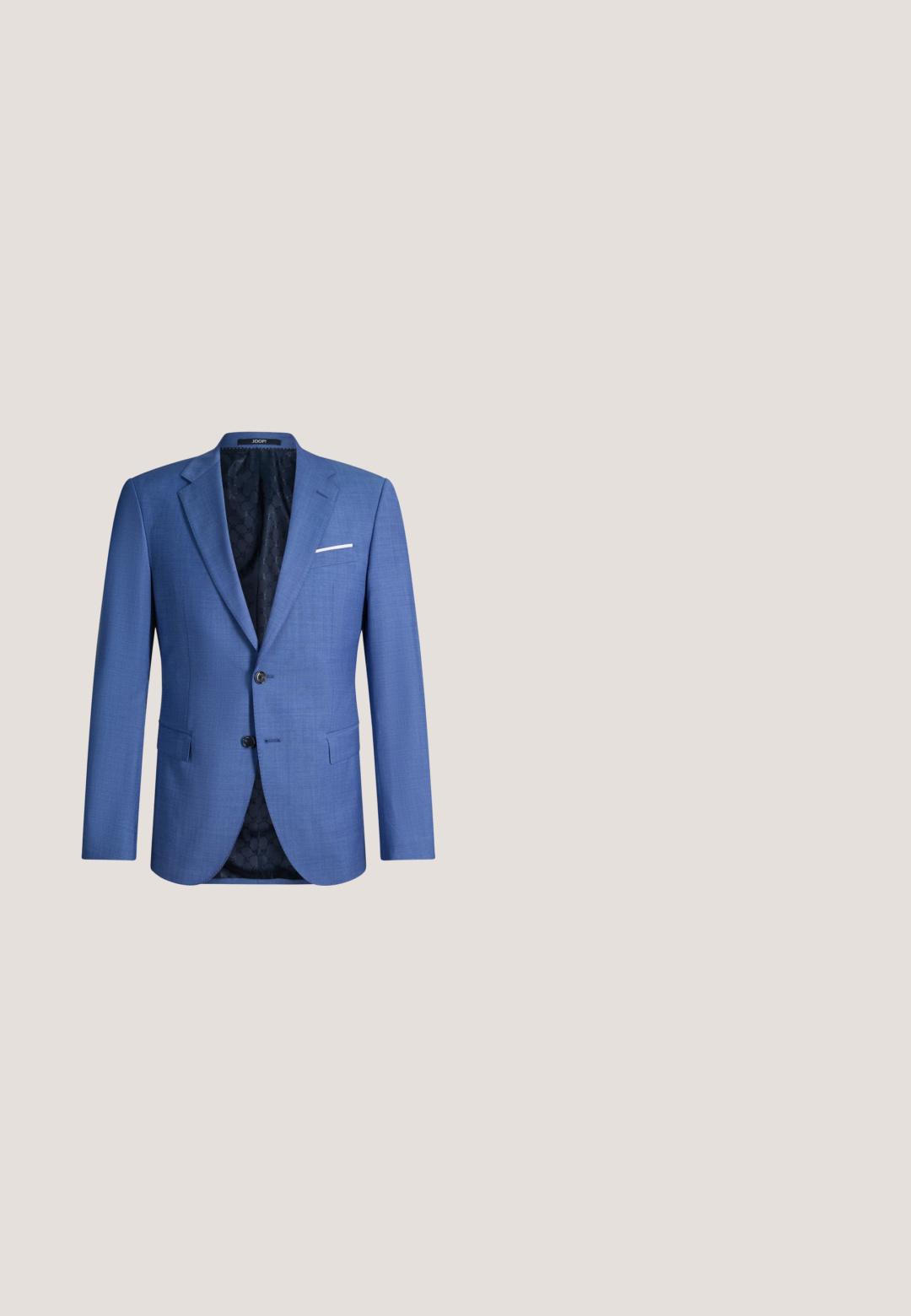 Blauwe herenblazer met twee zwarte knopen, sleufkraag, frontale klepzakken, wit pochet en een zwart dessinvoering.; Witte lange mouwen overhemd met knoopsluiting aan de voorkant en klassieke kraag, weergegeven tegen een effen witte achtergrond.; Grijze op maat gemaakte broek met een gladde textuur, rechte vorm en een discrete detail van een voorkantzak. De tailleband is keurig afgewerkt.; Zwarte gepatineerde leren instapper met een gestikt accent, ronde neus, lage hak en een glad oppervlak, uiteengezet tegen een neutrale achtergrond.; Marineblauw vierkant stof met gelijkmatig verspreide kleine witte stippen die een raster vormen en een klein Ralph Lauren-logo in de hoek.; Bruine leren riem met een glanzende zilveren rechthoekige gesp. Gladde textuur, robuust ontwerp en heeft een enkele pin sluiting.