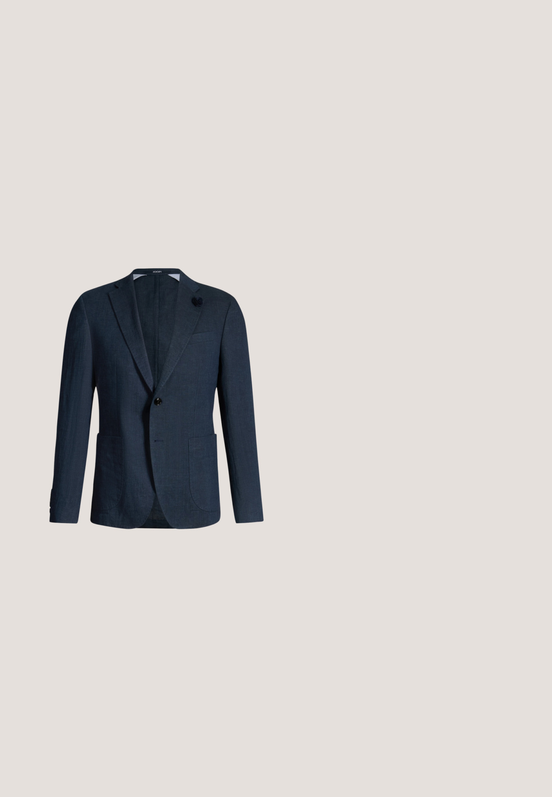 Blazer homme bleu foncé à simple bouton, col à encoches, poches plaquées et petite broche florale sur le revers.; Chemise à manches longues avec boutons, motif paisley léger dans des tons bleus et gris doux sur fond blanc.; Pantalons marine en tissu lisse, avec une coupe slim, des passants de ceinture et une fermeture éclair dissimulée. Aucun motif ou accent notable présent.; Mocassin en daim bleu marine, à enfiler, avec des détails cousus et une semelle en caoutchouc marron clair, orienté vers la gauche sur fond blanc.; Trousse de toilette rectangulaire en cuir bleu marine avec poignée latérale et logo noir vertical à l'avant, sur fond blanc.; Ceinture en tissu tressé bleu marine avec boucle rectangulaire argentée et passant en tissu assorti, enroulée sur un fond blanc.