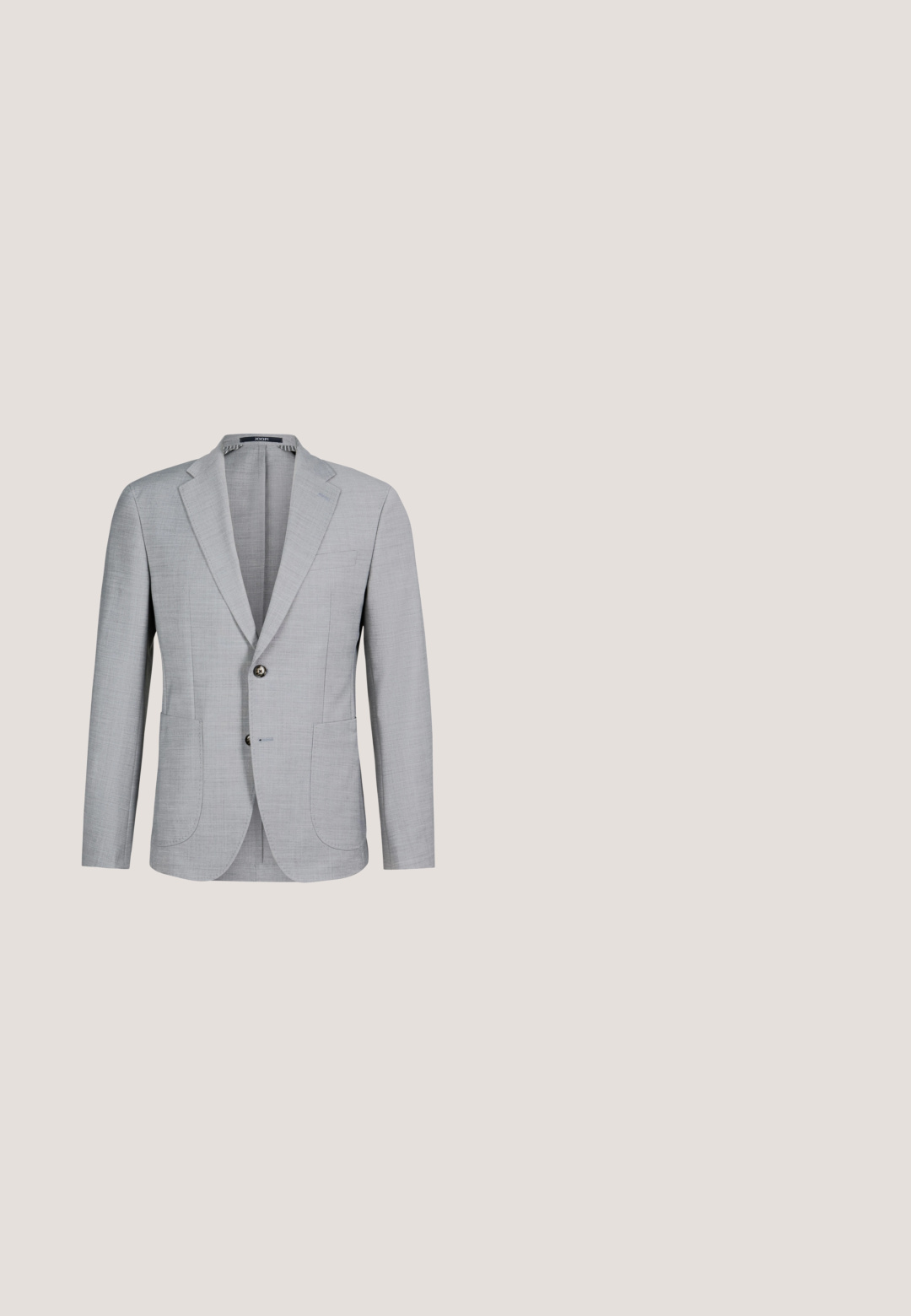 Lichtgrijs, enkelrijig colbert met twee knopen, klepels en twee opgestikte voorzakken, getoond tegen een witte achtergrond.; Lichtgekleurde langemouwen shirt gemaakt van stof met een ingewikkeld paisleypatroon, met een button-down kraag en een sluiting met knopen aan de voorkant.; Op maat gemaakte donkergrijze broeken van een soepel, gestructureerd weefsel; heeft een vlakke voorkant en rechte pijpen; minimalistisch ontwerp zonder zichtbare accenten.; Zwarte leren nette schoen met een spitse neus, vetersluiting, zachte textuur en minimale accenten, met een lage gestapelde hak.; Lichtgrijze stropdas met subtiele witte polkadots, plat uitgestald op een witte achtergrond.; Zwarte leren riem met geperst patroon en een rechthoekige metalen gesp met matte afwerking. Glad oppervlak met een afgeronde uiteinde.