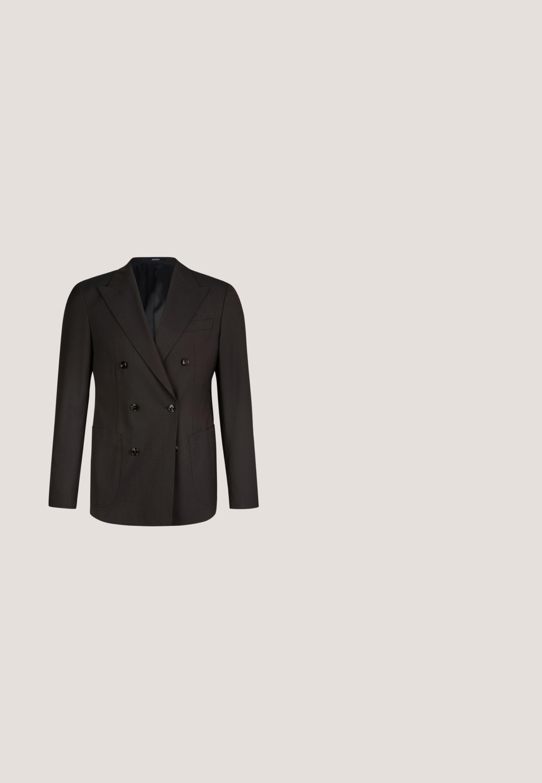 Schwarzer zweireihiger Blazer mit sechs Knöpfen, angeschrägtem Revers, zwei Vorderentaschen und glattem Innenfutter.; Weißes Herrenhemd aus glattem Stoff mit klassischem Kragen, langen Ärmeln und abgerundetem Saum. Mit eleganten beigen Knöpfen an der Vorderseite.; Dunkelblau maßgeschneiderte Hose mit flachem Frontbereich, schlankem Schnitt, Seitentaschen und glatter Textur; keine sichtbaren Muster oder Verzierungen.; Schwarzer Lederschuh mit Schnürsenkeln, schwebend über hellem beigem Teppich positioniert, orangefarbener runder Tisch im Hintergrund.; Schleife mit einem strukturierten, diagonalen Streifenmuster. Hergestellt aus glattem Stoff, hat sie eine schmale Breite und eine spitze End. ; Schwarzer Ledergürtel, gerollt mit matter schwarzer Metallschnalle auf weißem Hintergrund.