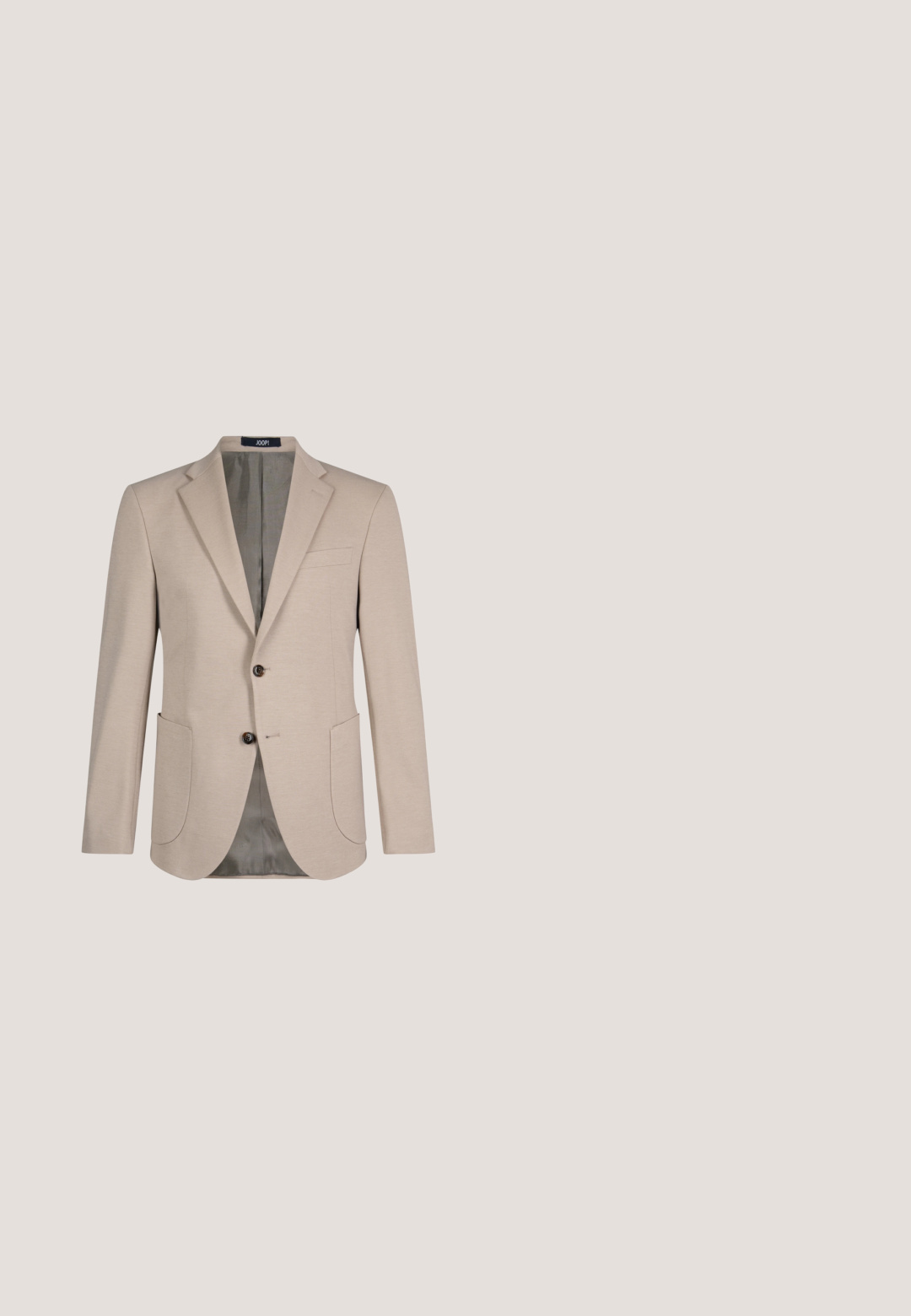 Beige herenblazer met twee knopen, notch-revers, twee opgestikte voorzakken en één borstzak, getoond tegen een witte achtergrond.; Witte herenkleding met lange mouwen, knopen aan de voorkant en een puntige kraag, met het label BOSS aan de binnenkant van de kraag.; Beige maatpakbroeken met een slim fit, featuring een vlakke voorkant, discrete zijzakken en een gladde, gestructureerde stof.; Zign by Zalando LEATHER - Sportieve veterschoenen - taupe; Bruin leren toilettas met een gestructureerd oppervlak, ritssluiting en een handvat aan de zijkant. Rechthoekige vorm, gladde randen, minimale merkdetails.; Bruine gevlochten stoffen riem met donker leren uiteinden en een zilveren rechthoekige metalen gesp op een witte achtergrond.