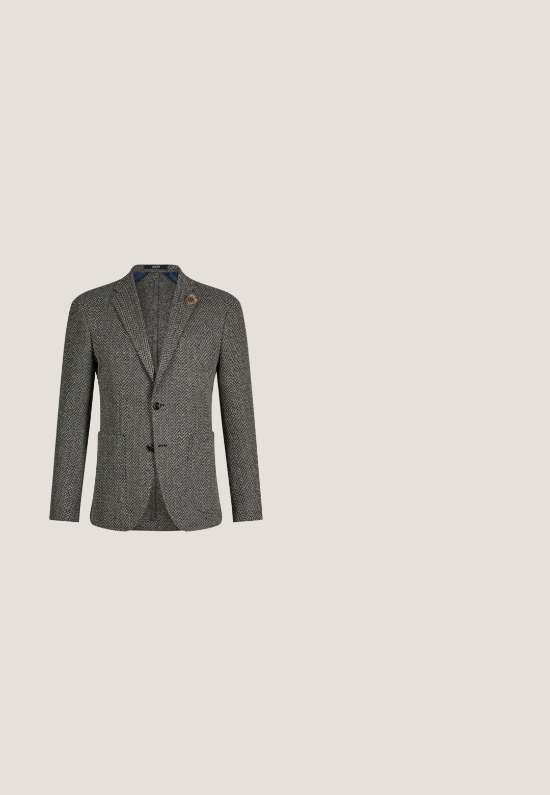 Grauer Herrenblazer mit Fischgrätmuster, zwei Knöpfen, gekerbtem Revers, Vordertaschen und einer kleinen Stoffblume am linken Revers.; Schwarze Langarm-Hemdbluse aus gewebtem Stoff, ausgestattet mit einem klassischen Kragen, geradem Saum und schwarzen Knöpfen an der Vorderseite.; Dunkelgraue, schmal geschnittene Herrenhose mit Gürtelschlaufen, Bügelfalte vorne und verdecktem Reißverschluss, flach auf weißem Hintergrund dargestellt.; Schwarzer Herrenschuh aus Leder mit Schnürung, strukturierter Oberfläche und niedrigem Absatz auf weißem Hintergrund.; Schwarze Sporttasche mit strukturierter Oberfläche, zwei Traggriffen, verstellbarem Schulterriemen und einer vorderen Reißverschlusstasche mit rotem Akzent.; Schwarzer Ledergürtel mit einer silbernen rechteckigen Schnalle und geprägtem Logo-Detail. Flaches Design mit glatter Textur und klassischem Finish.