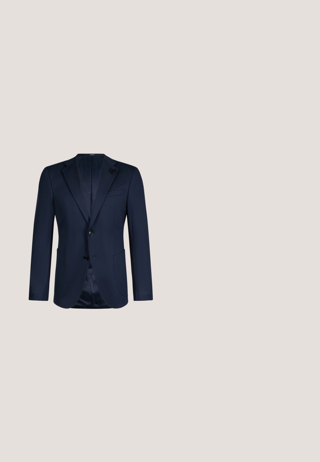 Donkerblauw herenblazer met twee zwarte knopen, een openstaande reverskraag, een borstzak, twee voorzakken en een bloemrijke reversspeld als detail.;  Lichtblauw herenoverhemd met lange mouwen en een dunne verticale en horizontale ruitpatroon, met knoopsluiting aan de voorkant en kraag.; Zwarte rechte herenhose met riemlussen en een voorrits, weergegeven tegen een effen lichte achtergrond.; Donkerbruine suède loafer met lage hak, gestikte details en rubberen zool tegen een effen witte achtergrond.; Compact marineblauwe BOSS toilettas met voorvak met ritssluiting en zwarte ritstrekker op een egale lichte achtergrond.; Donkerblauwe leren riem opgerold met een zwarte rechthoekige gesp en een klein rood, wit en blauw vlagdetail aan de zijkant.