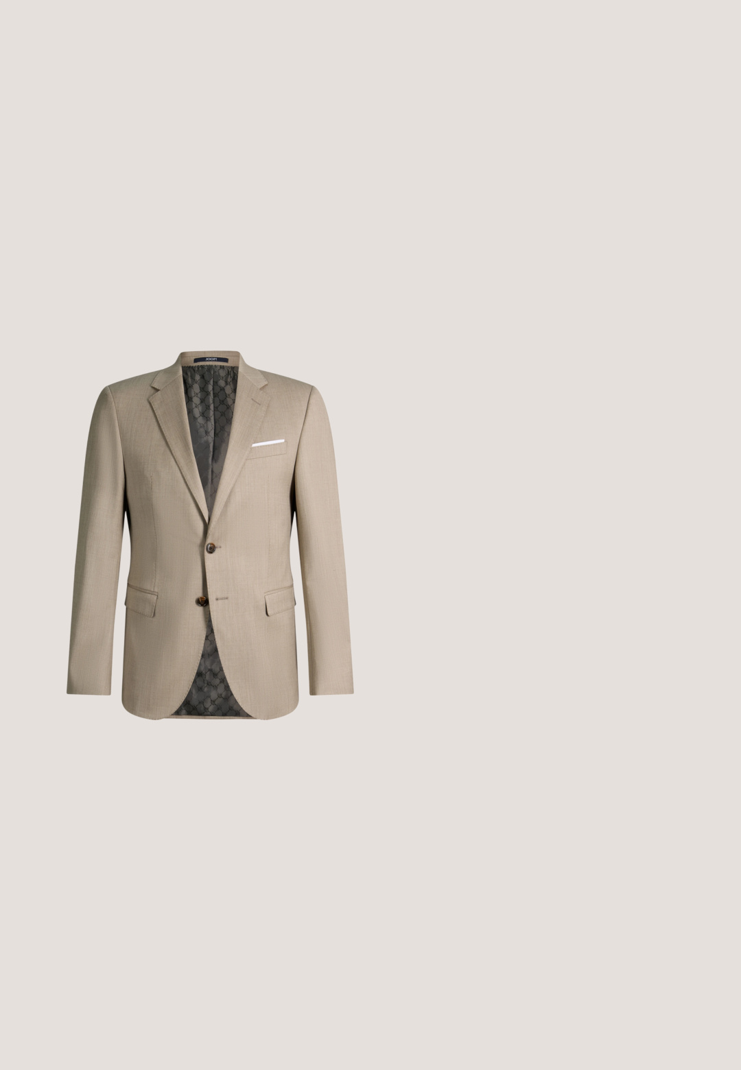 Beige herenblazer met twee bruine knopen, inkeping revers, twee voorzakken met klep en een donker, patroon binnenvoering.; Beige, lange mouw, overhemd met knopen, klassieke kraag, rechte zoom en een merklabel aan de binnenkant van de kraag.; Beige gepaste broek met rits, enkele knoopsluiting en riemlussen. Soepele stof met een rechte pasvorm en geen zichtbare patronen.; Tan suède dresschoenen met twee zilveren gespen, ronde neus en een rubberen zool. Eenvoudig ontwerp met een zachte textuur.; Beige stropdas met een ruitpatroon in blauw en oranje. Gemaakt van gladde stof. Heeft een puntige uiteinde en een smal ontwerp.; Gevlochten bruine stoffen riem met zilverkleurige rechthoekige metalen gesp en suède leren lus op witte achtergrond.