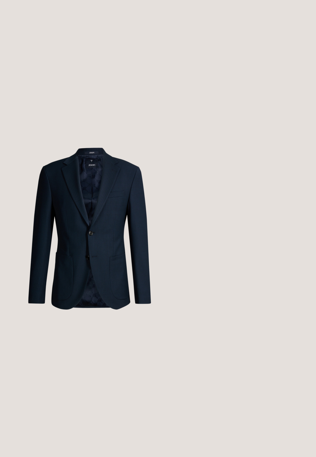 Marineblauwe herensblazer met inkeping revers, twee voorzakken, sluiting met één knoop en een zijden binnenvoering met merklogo.;  Lichtblauw overhemd met knopen, gemaakt van stof met een subtiele textuur. Heeft lange mouwen, een puntige kraag en witte knopen langs de voorkant.; Marineblauwe broek gemaakt van zachte stof, met een elastische tailleband, plooien aan de voorkant en cuffs aan de onderkant. Glad oppervlak, minimalistisch ontwerp.; Zwarte leren loafer met kwastjes en een beige rubberen zool, zijaanzicht op een effen lichtgrijze achtergrond.; Zwarte leren rugzak met een gestructureerde afwerking, een rits vak aan de voorkant en logo-details. Rechthoekige vorm, gevoerde achterkant en stevige ritsen.; Zwarte leren riem met een matte afwerking, voorzien van een rechthoekige metalen gesp en een lus voor aanpassing, gladde textuur en eenvoudig ontwerp.