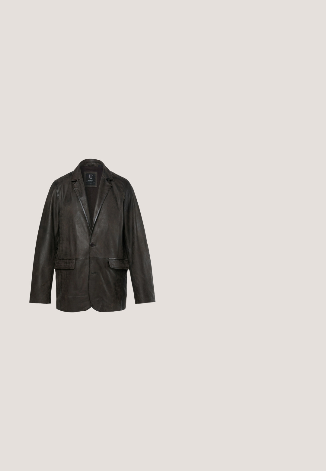 Donkerbruine leren blazer met inkeping revers, sluiting met één knoop en klepzakken aan de voorkant tegen een effen witte achtergrond.; Donkergroene overhemdd blouse gemaakt van denim stof, voorzien van twee borstzakken met drukknoopsluiting, contrasterende gele stiksels en een klassieke kraag.; Donkerblauwe straight-leg denim jeans met een voorste knoop, ritsopening, vijf zakken en koperen klinknageldetails.; AllSaints LANG - Lage laarzen - brown; Beige zijden sjaal met een blauw en bruin paisley patroon. Lichte structuur, gestrikt in een lus met twee hangende uiteinden.; JOOP! Jeans Riem - dunkelbraun