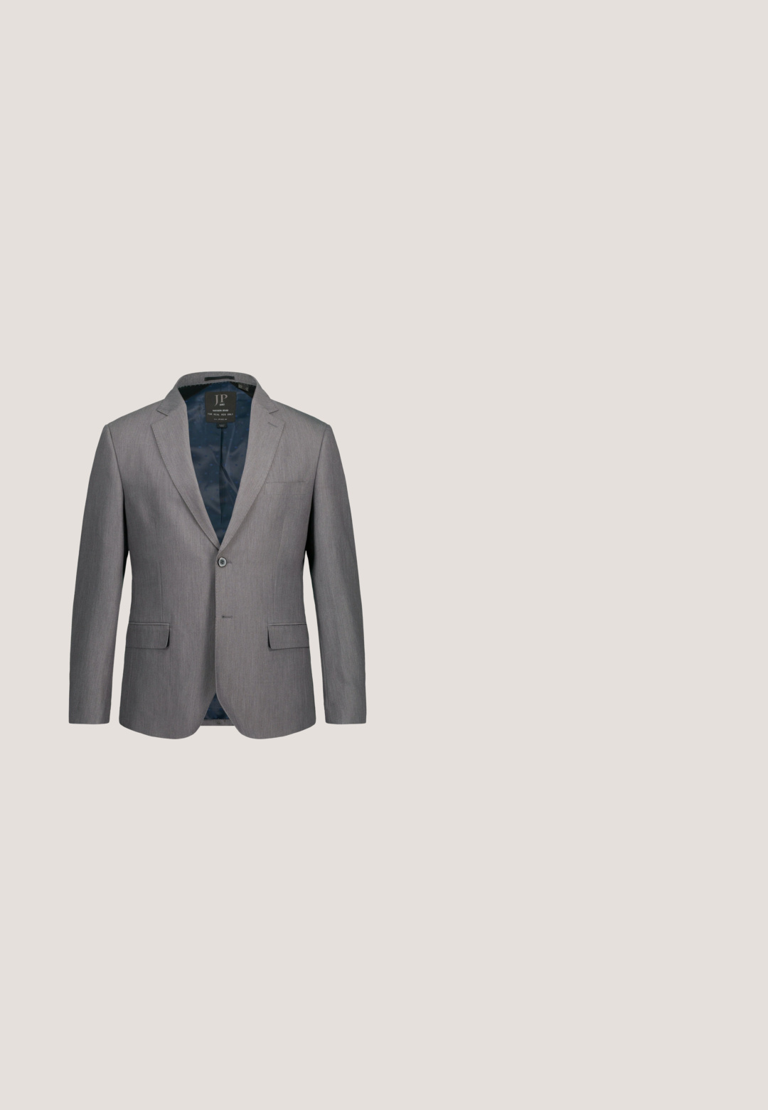 Grijze blazer van gestructureerde stof, met een enkele knoopsluiting, notch revers en een blauw stippenvoering. Enkele borstzak.; Witte blouse met lange mouwen van gladde stof, met een knoopsluiting aan de voorkant, een puntige kraag en subtiele "JP" borduursel op de borst.; Lichtgrijze, op maat gemaakte broek met trekkoord in de taille, riemlussen en zijzakken, getoond tegen een witte achtergrond.; Zwarte leren pennyloafer met lage hak, gestikte details en een gladde afgeronde neus, getoond vanaf de buitenkant op een witte achtergrond.; Grijze stropdas met een patroon van gelijkmatig verdeelde kleine witte polkadots, plat liggend op een witte achtergrond.; Donkerbruine leren riem met een gestructureerd vierkant patroon, zilverkleurige rechthoekige gesp en Calvin Klein-logo op de riemlus.