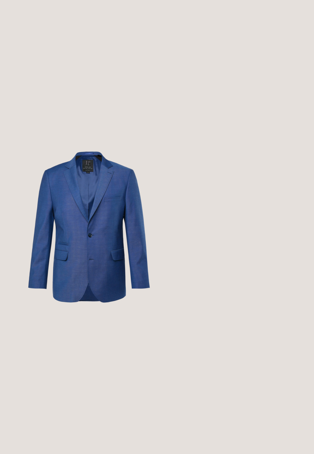 Herren-Sakko in Blau, einreihig, mit Kerbkragen, zwei vorderen Pattentaschen, Brusttasche und Ein-Knopf-Verschluss.; Hellblaues Herrenhemd mit langem Arm, spitzem Kragen und weißen Knöpfen vorne.; Marineblaue maßgeschneiderte Hose aus einem glatten Stoff, mit schmaler Passform und flacher Vorderseite ohne sichtbare Taschen oder Verzierungen.; Marineblaue Leder-Halbschuhe mit glatter Oberfläche, runder Zehenform, sechs Ösen Schnürung und einer flachen Gummisohle.; Blaues Krawatte mit hellblauem und weißem Paisley-Muster, flach auf weißem Hintergrund ausgelegt.; Marineblauer Ledergürtel mit blauer Naht, rechteckiger silberner Schnalle und Metallöse mit eingraviertem "Piquadro"-Logo.