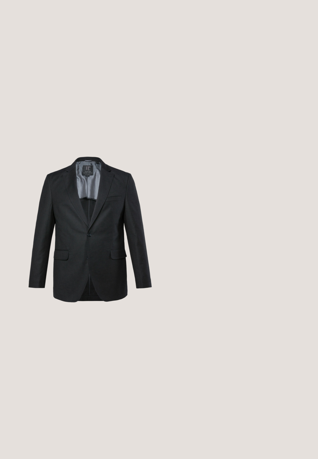 Zwarte herenblazer met één knoop, met ingesneden revers, voorzakken met klep en lichtgrijze binnenvoering zichtbaar.; Zwarte langwerpige overhemd met lange mouwen, gemaakt van gladde stof, met een button-down kraag, volledige knoopsluiting met zwarte knopen en afgeronde zoom.; Marineblauwe formele broek met een getailleerd ontwerp, een gladde textuur en twee voorzakken, met strakke lijnen en een rechte pasvorm.; Zwarte leren nette schoen met een gladde oppervlakte, geperforeerde details op de neus en hak, ronde veters en een platte rubberen zool.; Zwarte gestructureerde stropdas netjes gestrikt in een klassieke knoop tegen een witte achtergrond.; Zwarte leren riem opgerold met een zilveren rechthoekige metalen gesp tegen een witte achtergrond.