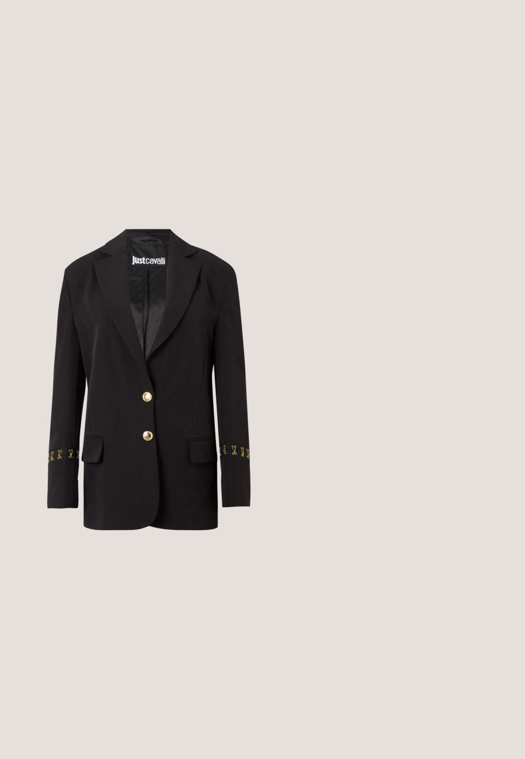 Blazer negro a medida con dos botones dorados, bolsillos de solapa, pequeños ganchos decorativos dorados en las mangas y etiqueta "Just Cavalli" en el interior del cuello.; Blusa blanca de satén de mangas largas con cierre de botones en la parte delantera, corte relajado y diseño recortado que se fusiona con una parte inferior tipo body. Textura suave.; Minifalda negra ajustada con dos correas con hebilla dorada en la cintura y tres hebillas laterales más pequeñas en cada lado.; Zapato slingback de cuero negro con punta puntiaguda, tacón bajo tipo kitten y detalle de hebilla dorada en el frente.; Bolso Love Moschino de piel negra suave con asa anudada y correa de cadena dorada sobre fondo blanco.; Pendientes de oro con botones esféricos y cadenas alargadas con letras que forman la palabra "MOSCÚ". Encantadores detalles de conchas en la parte inferior.