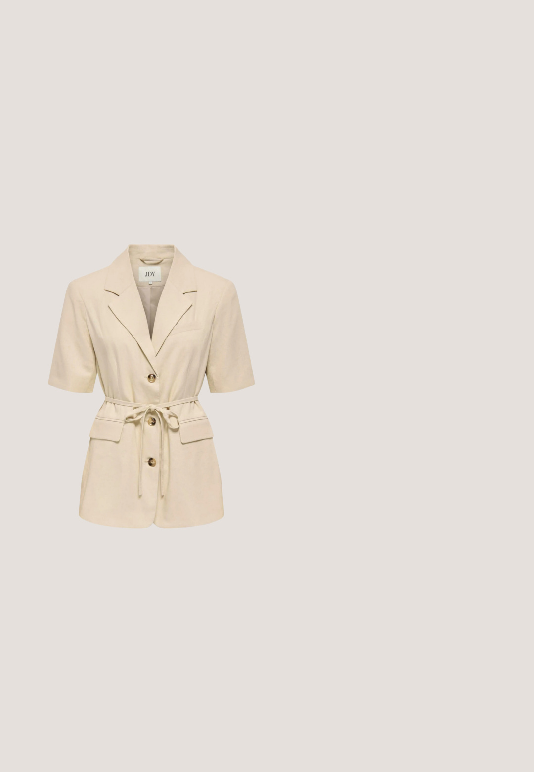 Beige blazer med korte ærmer, reverskrave, tre brune knapper, forlommer med klap og et knyttet stofbælte i taljen.; Lys beige kortærmet skjorte med knapper lavet af tekstureret stof, med en bundet forside, afrundet kant og brune knapper.; Beige højtaljede cropped bukser med bæltestropper, lige ben og en tekstureret stoffinish.; Beige kileformet espadrille med vævet tekstur, ankelrem med guldlås og lukket tå-design.; Solbriller med mørke linser og en buet cat-eye ramme i skildpaddemønster på hvid baggrund.; Mediumstor beige fletnet taske med to brune læderhåndtag og en frontlomme sikret med en læderrem og en knap.