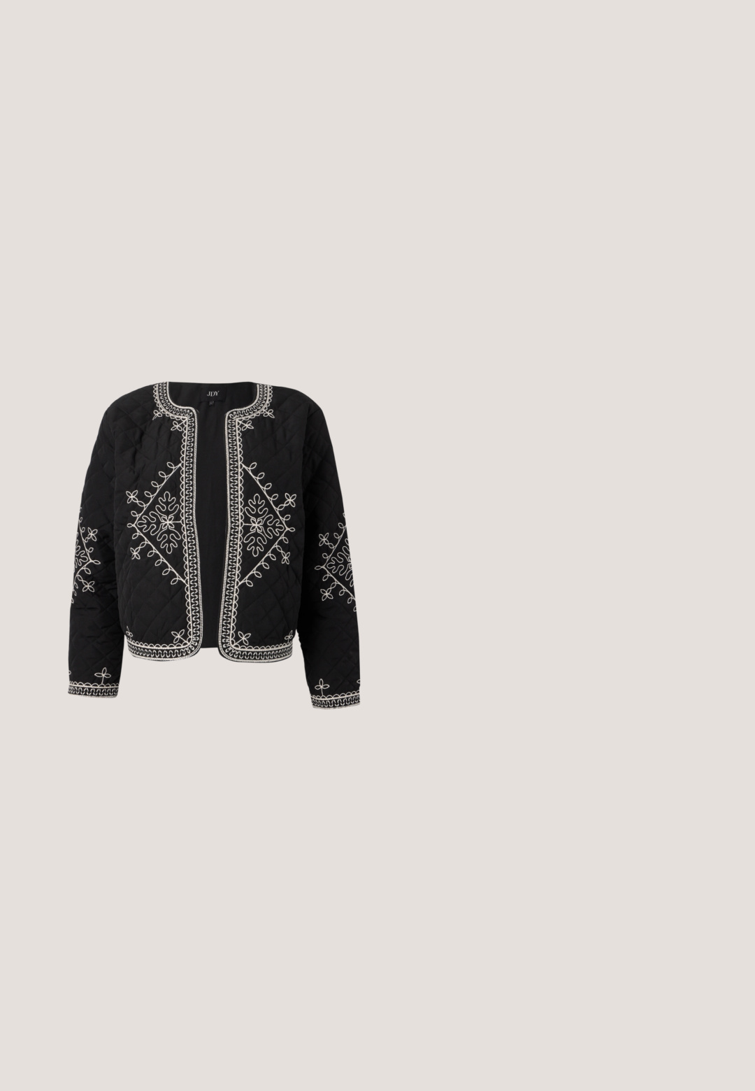 Quiltet sort jakke med hvide broderede blomstermotiver. Rund halsudskæring, åben front og lange ærmer med intrikate stikninger.; Hvid t-shirt med et leopardprintdesign i sort og guld, der har en tekstdetalje, der siger: "find mig, hvor de vilde ting er."; Bredde ben bukser i крем med et sort prangende diamantmønster. Har en elastisk talje med bindebånd og en glat tekstur.; Sorte spidse slingback-sko lavet af glat læder. Har en tynd hæl og en spænde detalje på den justerbare rem.; Sort læderhåndtaske med rektangulær form, der har et enkelt struktureret håndtag, sølvhardware og lynlås-lukning. Glat tekstur.; Øreringe i guldfarve med to teksturerede søstjerneformer, en større og en mindre på hver ørering, mod en hvid baggrund.