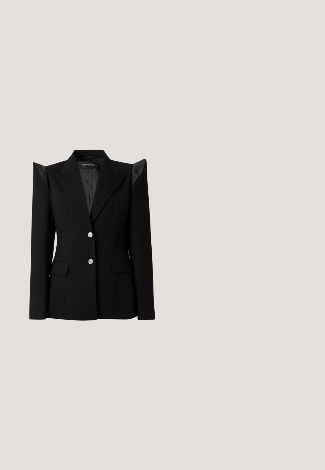 Sort skræddersyet blazer med skarpe spidse skuldre, to sølvknapper, med hakket revers og klaplommer på en lys baggrund.; Sort tanktop lavet af blødt stof med et stjernemønster i palietter, med rund halsudskæring og brede stropper.; Sort nederdel lavet af glat stof, med en blonderindsats diagonalt henover kanten. Udvidet design med en subtil glans.; Sort læder sandal med lav, tynd hæl, ankelspænde og lille guldkæde mod en lys, ensartet baggrund.; Sort læderclutch med en samlet tekstur, metal lukning og diskret præget logo på forsiden. Rundet form.; Par af skinnende gyldne julekugleøreringe med krog-lukninger på en ensfarvet hvid baggrund.