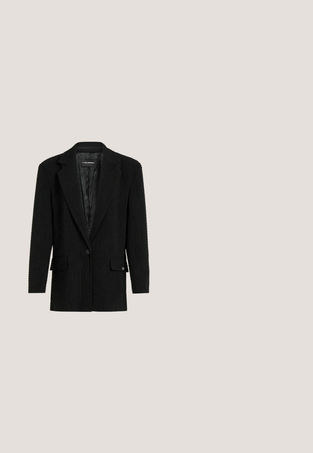 Blazer noir à manches longues recouvert de petits clous en relief, avec un col cranté, un bouton unique et deux poches avant à rabat.; T-shirt noir manches courtes à col rond avec un détail décoratif en strass le long du bord inférieur.; Pantalon large noir avec un design superposé ; la moitié supérieure est ornée de sequins, tandis que la moitié inférieure est en dentelle transparente avec une texture à motif.; Paire d'escarpins noirs en cuir verni brillant à bout pointu, talons aiguilles et doublure intérieure beige sur fond blanc.; Pochette noire à paillettes avec une chaîne argentée et un design "Karl" en relief sur le devant. Forme rectangulaire, texture lisse.; Boucles d'oreilles en argent avec deux barres allongées, chacune sertie de petites pierres en strass transparentes dans un motif linéaire. Fermeture à crochet.