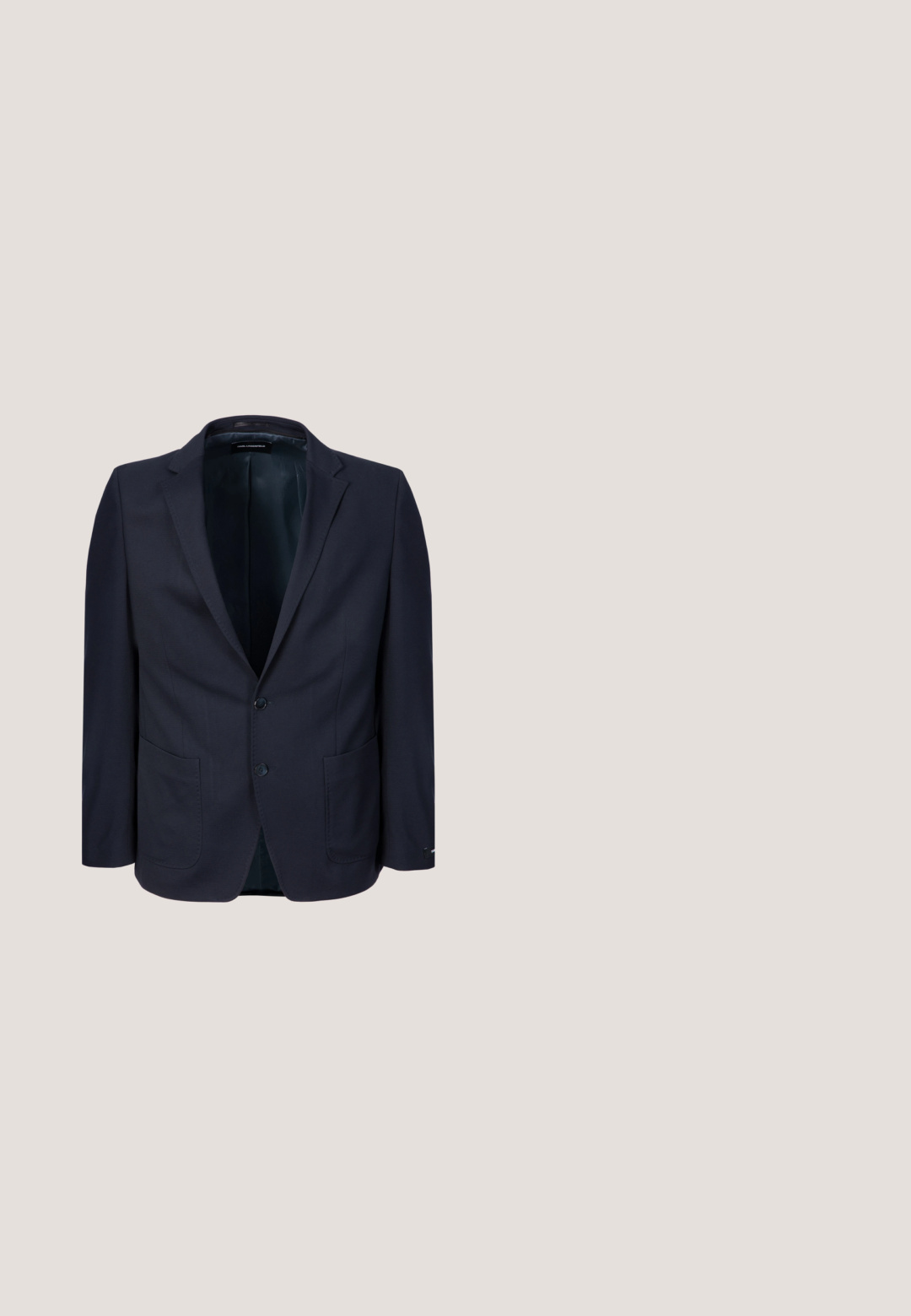 Dunkelblauer Herrenblazer mit Kerbkragen, zwei Knöpfen, zwei aufgesetzten Fronttaschen und einem glatten Innenfutter.; Marineblaues Langarmhemd mit Button-Down-Kragen, einer einzelnen Brusttasche und einer sauberen, glatten Textur. Verfügt über ein kleines Logo auf der Tasche.; Marineblaue Hose mit geradem Bein, Knopf- und Reißverschluss, Gürtelschlaufen und Seitentaschen, auf weißem Hintergrund dargestellt.; Marineblaue Lederloafer mit akzentuiertem, strukturiertem dunkelblauem Stoff, ausgestattet mit einer flexiblen weißen Gummisohle und dezenten Steppdetails.; Marineblaue Umhängetasche aus glattem, strapazierfähigem Material, mit Klappverschluss und Riemen sowie geprägt gestaltetes Logo.; Stoffgürtel in blauem und schwarzem abstraktem Muster mit silberner Metall Schnalle, die die Gravur 'KARL LAGERFELD JEANS' trägt; glatte Oberfläche.