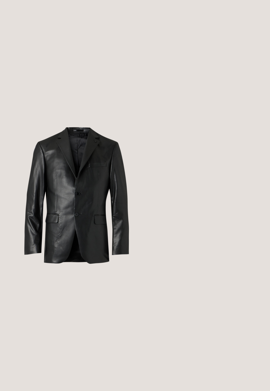 Sort læderblazer med revers, to forreste knapper og tre klaplommer, vist mod en ensartet lys baggrund.; Hvid langærmet skjorte med knapper, der har en klassisk krave, små kvadratiske knapper ned foran og manchetter med knaplukninger.; Sorte bukser lavet af glat stof, med plisseret front, elastisk talje og lige ben med en indsnævret bund.; Sorte patentlæder kondisko med et strømlinet design, spids tå og seks snørrehuller; glat overflade og en lav hæl.; Sort butterflybånd lavet af tekstureret stof, med en klassisk bueform og en central knude. Justerbar rem til sikker pasform.; Sort læderbælte med tekstureret finish, der har en sølvmetal spænde, fladt design og en glat inderside.