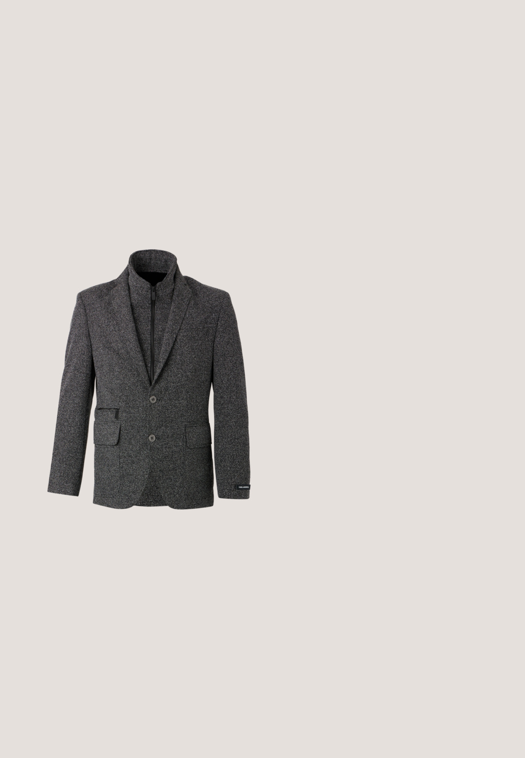 Donkergrijze herenblazer met twee knopen, klepzakken en een ingebouwde ritssluiting binnenlaag voor extra warmte en stijl.; Zwarte lange mouwen blouse met kraag en een wit geometrisch bliksemschichtpatroon, met knoopmanchetten en een vooraan knoopsluiting.; Zwarte katoenmix broek met een recht model, met een platte voorzijde, riemlussen en een zwarte leren riem. Soepele textuur en geen zichtbare patronen.; Zwarte leren loafers met een gestructureerde afwerking, voorzien van een decoratieve voorstrik en een afgeronde neus. Rubberzool voor duurzaamheid.; Zwarte gestructureerde leren polstasje met ritssluiting, horizontale band aan de voorkant, klein zilveren "BOSS" logo en afneembare polsband aan de linkerkant.; Zwarte leren riem met een zilverkleurige metalen vierkante gesp, gladde textuur en nette stiksels langs de randen. Minimalistisch design.