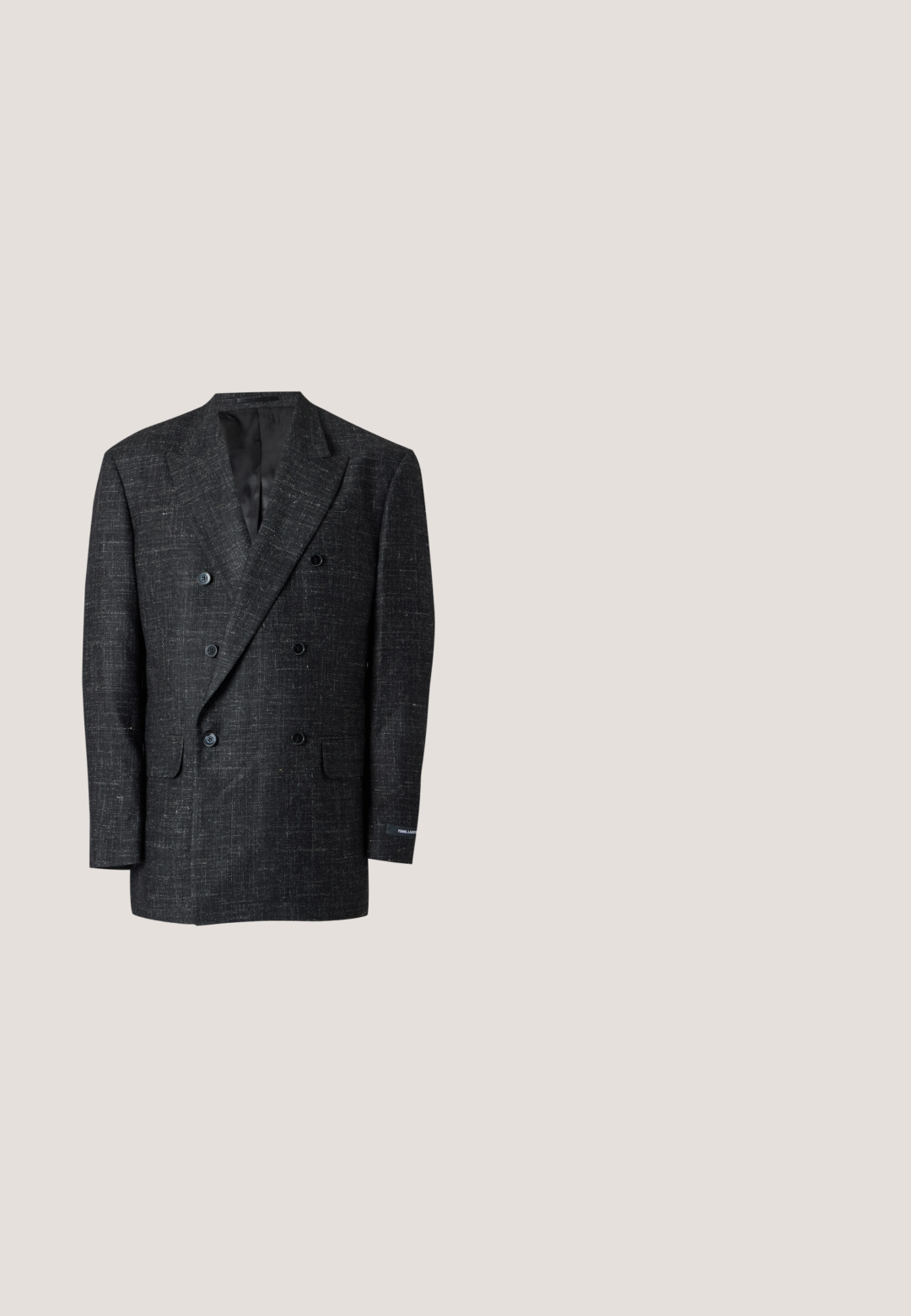 Blazer croisé gris foncé avec un motif texturé, revers crantés, poches à rabat à l'avant et doublure intérieure noire.; Chemise noire à manches longues avec boutons, motif subtil du logo "K" gris, col pointu et poignets boutonnés présentée sur fond blanc.; Pantalons gris légers avec une texture lisse, une taille élastique et une conception à jambes droites. Présentent un motif subtil et fin sur l'ensemble.; Mocassins en cuir noir avec une finition texturée, dotés d'une bride décorative à l'avant et d'un bout arrondi. Semelle en caoutchouc pour plus de durabilité.; Mallette en cuir noir avec panneau avant texturé, double poignée supérieure, bandoulière amovible et petit logo argenté en bas à droite.; Ceinture en cuir noir avec un motif géométrique subtil répété et une boucle rectangulaire noire mate, enroulée sur un fond blanc.