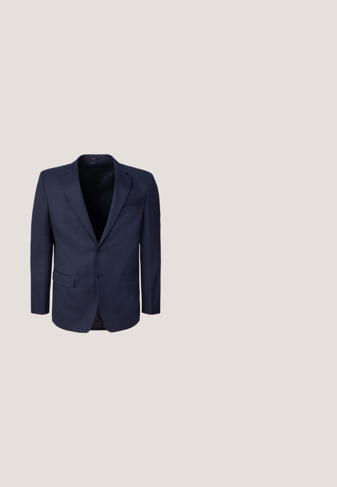 Blazer azul marino de un solo pecho con solapas con muesca, dos botones y bolsillos con solapa a ambos lados.; Camisa de manga larga y cuello en tejido azul oscuro con una textura suave, con cierre de botones en la parte delantera y dobladillo redondeado. Brillo sutil en el tejido.; Pantalones formales azul marino oscuro de pierna recta con trabillas para cinturón y cierre frontal oculto, mostrados sobre un fondo blanco.; Zapato de vestir de cuero marrón con un diseño elegante, textura suave, puntera afilada y cordones azules sobre un tacón bajo y suela azul en contraste.; Corbata de hombre azul marino con un pequeño patrón de puntos blancos, enrollada en un extremo, exhibida sobre un fondo blanco.; Cinturón de cuero marrón con hebilla rectangular plateada colocado plano sobre un fondo blanco.