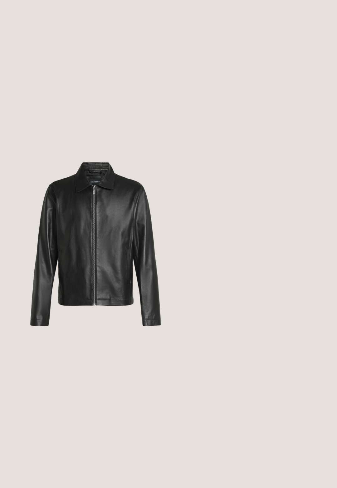 Veste en cuir noire avec manches longues, fermeture éclair à l'avant et col classique, présentée sur un fond uni clair.; Polo noir à manches courtes avec patte de boutonnage à deux boutons et logo blanc A|X Armani Exchange sur la poitrine gauche.; Jean noir droit avec cinq poches, passants pour ceinture et fermeture par bouton, présenté sur un fond blanc.; Bottine Chelsea en cuir marron foncé avec panneau latéral élastique, languettes à l'avant et à l'arrière, talon bas empilé et bout arrondi.; Lunettes de soleil rectangulaires à verres foncés avec une fine monture en métal bronze et des branches noires, présentées sur un fond clair uni.; Sac polochon bleu foncé à motifs avec poignées supérieures, une bandoulière amovible et un logo triangulaire Guess à l'avant.