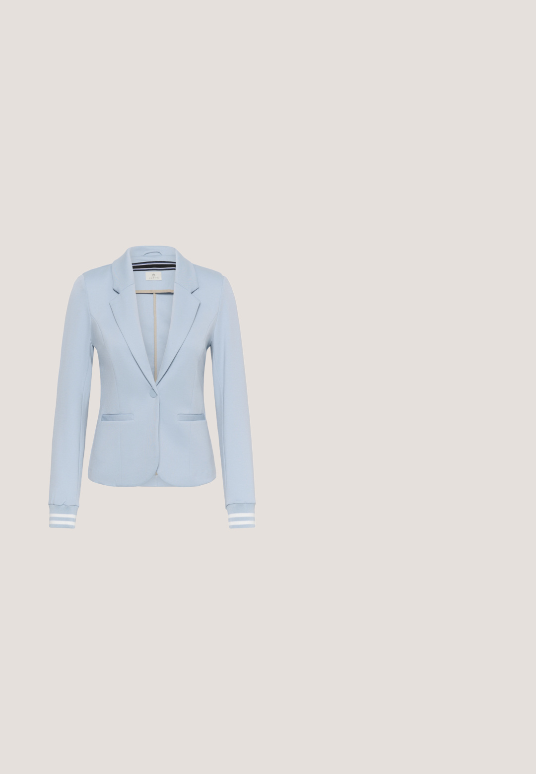 Hellblauer, maßgeschneiderter Blazer mit fallendem Revers, langen Ärmeln, zwei vorderen Paspeltaschen und gestreiften Bündchen, präsentiert auf schlichtem Hintergrund.; Helles blaues ärmelloses Oberteil aus strukturiertem Stoff mit rundem Halsauschnitt. Besitzt ein kleines Schleifchen-Detail an der Vorderseite.; Hellblaue, maßgeschneiderte Hose mit Gürtelschlaufen, vorderem Reißverschluss und geradem Schnitt.; Himmelblauer Suede Slingback-Absatzschuh, spitze Zehenform, verstellbarer Knöchelriemen mit metallischer Schnalle, natürliche beige Innensohle und niedriger Absatz.; Helles blaues, strukturiertes Lederhandtasche mit einer formstabilen Form, einem oberen Griff, einem verstellbaren Schulterriemen und goldfarbenen Hardware-Details.; Paar unregelmäßig geformte, abstrakte, polierte goldene Steckohrringe auf weißem Hintergrund.