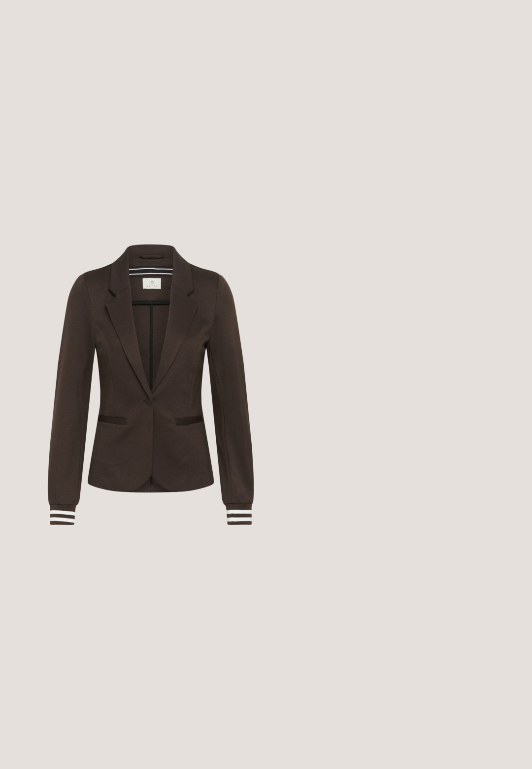 Brun figursyet blazer med hak-lapels, enkelt knaplukning, to forlommer og stribede ribstrikkede manchetter på lange ærmer.; Langærmet top med høj krave, leopardprint i brune og beige nuancer, og med rynkedetaljer foran for formgivning.; Minimum CALLIOPE  - Maxinederdele - shitake; Kvinders spidse højhælede sko med leopardmønstret overdel og slank sort midthøj hæl.; Taskemønster med leopardprint i beige og sort, rektangulær form, stofmateriale, gyldne hardware-detaljer og sort logoemblem.; Furla FURLA HERITAGE - Øreringe - gold tone