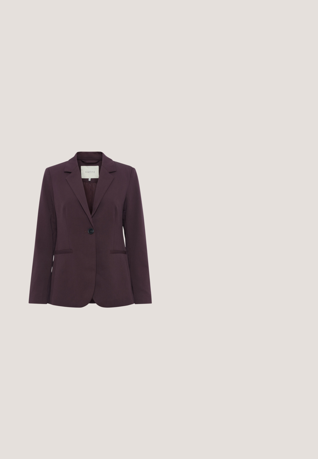 Blazer ajusté bordeaux avec une fermeture à un bouton, col à revers, deux poches avant et une texture lisse. Doublure intérieure visible au niveau du cou.; Haut dos nu violet foncé à col halter avec bretelles torsadées et silhouette ajustée.; Pantalon marron décontracté avec taille élastique et cordon, doté de plis sur le devant et d'un petit logo métallique sur le côté droit.; Talons slingback en cuir bordeaux avec un bout pointu, un talon stiletto moyen et une texture lisse. Design minimaliste avec un détail découpé.; Sac à épaule rectangulaire en cuir brun foncé avec une large sangle réglable et un rabat magnétique.; Boucles d'oreilles pendantes avec perles rondes violet foncé, ovales texturées, dorées et irrégulières brun foncé ressemblant à des pierres, empilées verticalement.
