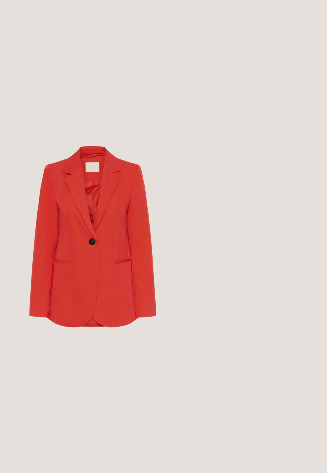 Blazer rouge pour femme avec un unique bouton noir, des revers crantés et deux poches latérales, présenté sur fond blanc.; Polo rouge à manches courtes en tissu à côtes, avec un col structuré en V. Sans motifs ni accents supplémentaires.; Jupe en coton rouge avec une taille élastique, de forme évasée, texture lisse, sans motifs visibles ni détails en matériel.; Escarpin slingback en cuir rouge avec bout pointu et talon stiletto moyen et fin sur fond blanc.; Sac à main en cuir rouge avec une forme incurvée, des accents en métal doré, une anse supérieure unique et un détail de logo sur le fermoir avant.; Boucles d'oreilles créoles en or avec des pendentifs en forme de cerises rouges et deux petites feuilles en or sur chaque pendentif, sur fond blanc.