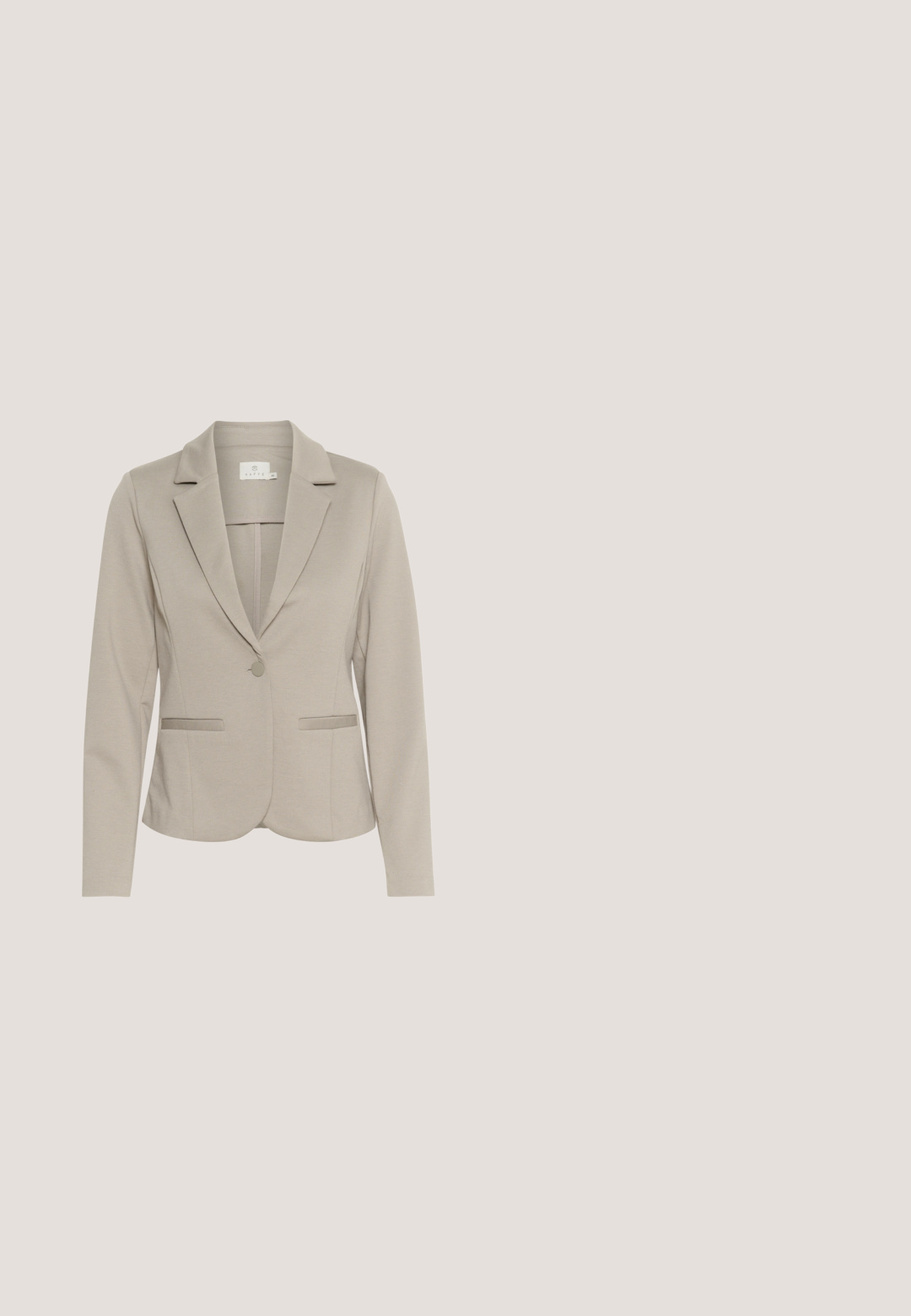 Lys beige skræddersyet blazer med slagkrave, enkel knaplukning og to forlommer. Glat tekstur, casual pasform, lange ærmer.; Beige kortærmet kvindetop med en snoet knudedetalje nær halsudskæringen og en tætsiddende silhuet.; Beige vide bukser med elastisk talje. Lavet af blødt, struktureret stof, med en glat overflade og uden yderligere mønstre.; Beige ruskind højhælede sko med spids tå og en 7 cm hæl. Glat tekstur, minimalistisk design og en strømlinet silhuet.; Lille beige læderhåndtaske med sølvkæde og justerbar rem, der har lynlåslommer og afrundede kanter.; Guldhalskæde med små hvide perler jævnt fordelt, med en lås i hummerkløtype og justerbar forlængerkæde på hvid baggrund.