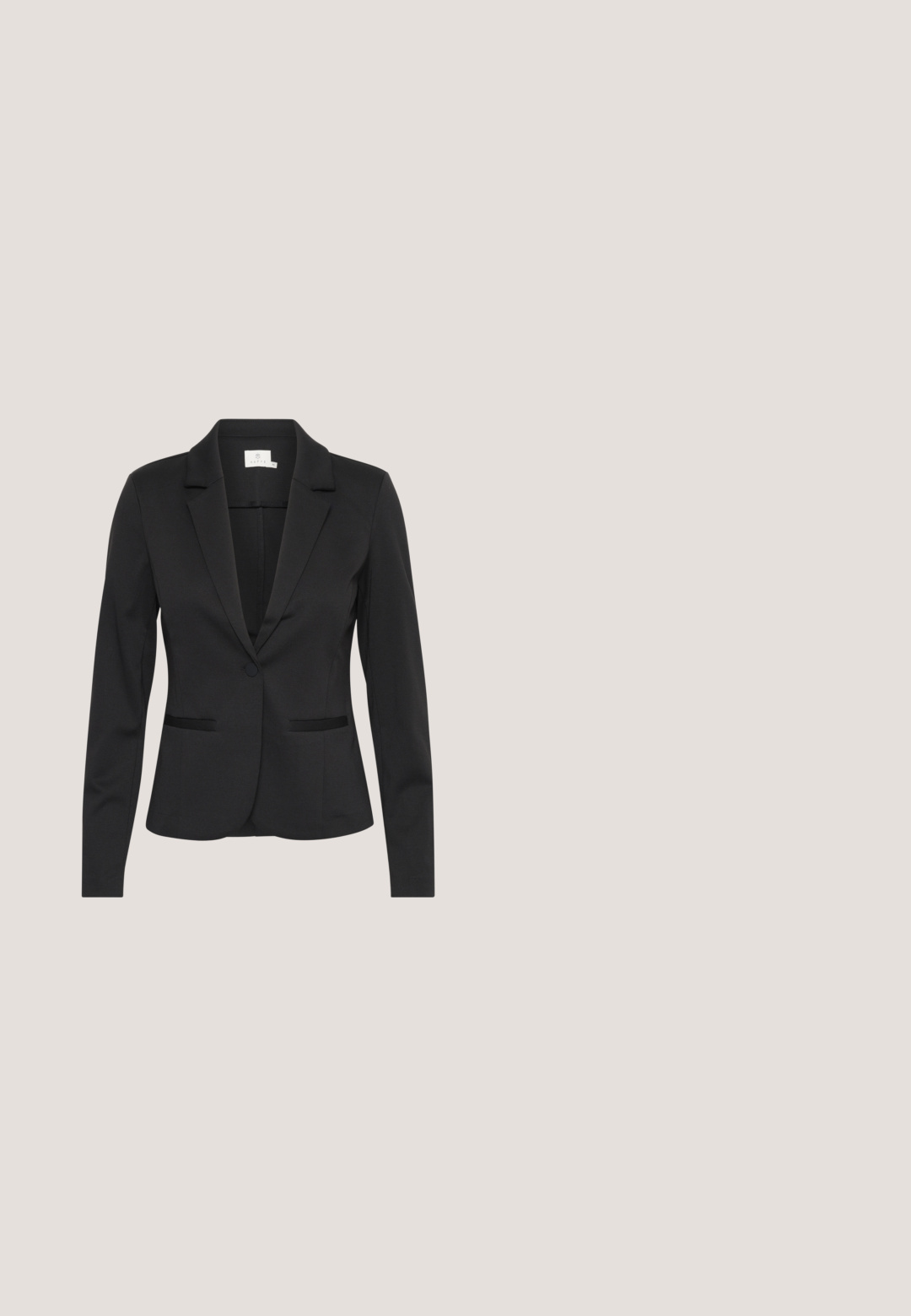 Zwarte blazer met een notch-revers, lange mouwen, enkele knoopsluiting en twee voorkruiszakken. Gemaakt van glad, gestructureerd stof.; Zwarte mouwloze tanktop met dunne bandjes, met een ronde halslijn en een gladde, rekbare stof. Geen zichtbare patronen of accenten.; Culture CUALAINE - Broek - black; Zwarte slingback pumps met een spitse neus, textuur met slangprint en een dunne hak. Gespaccent op de band.; Zwarte leren handtas met bovenhandvat, klep met gouden sluiting en afneembare schouderriem tegen een witte achtergrond.; Twee paar gouden geometrische creolen op een effen witte ondergrond, een paar vierkant en massief, een paar rechthoekig en hol.