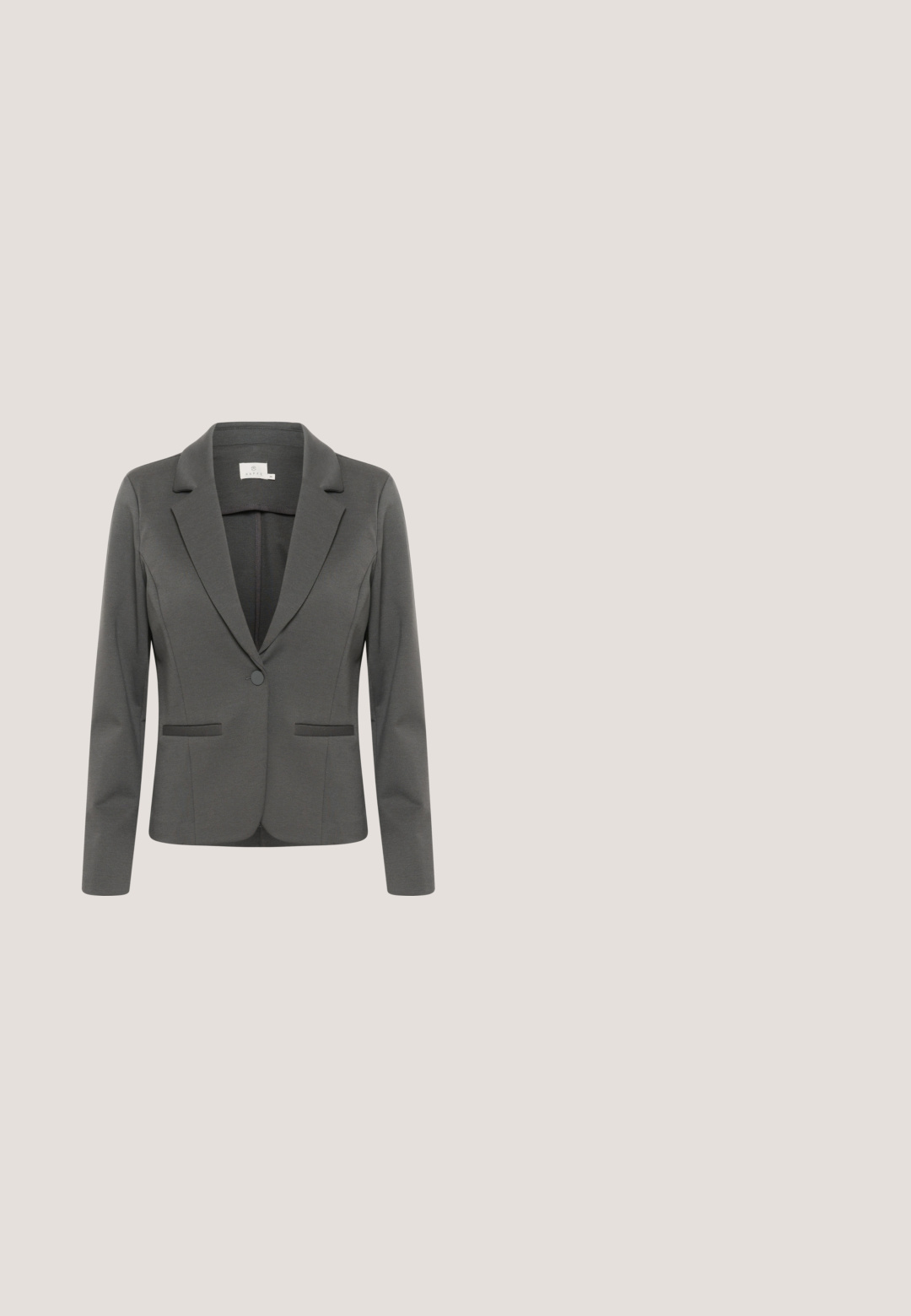 Blazer gris en tissu lisse, avec un col à revers, deux poches avant et une fermeture à un bouton. Design simple et structuré.; Kaffe KACARLY NO - T-shirt imprimé - black deep; Pantalons gris à rayures fines avec une coupe ajustée, un devant plat et un design à jambe large. Fabriqués en tissu lisse et léger.; Escarpin en daim noir à talon moyen, bout pointu et petit logo près du talon, présenté en profil latéral sur fond blanc.; Sac à main en cuir noir texturé avec une poignée supérieure et une bandoulière détachable, doté d'un fermoir doré incurvé sur le rabat avant.; Paire de boucles d'oreilles clips en métal ton or brillant avec un design ondulé et côtelé sur fond blanc.