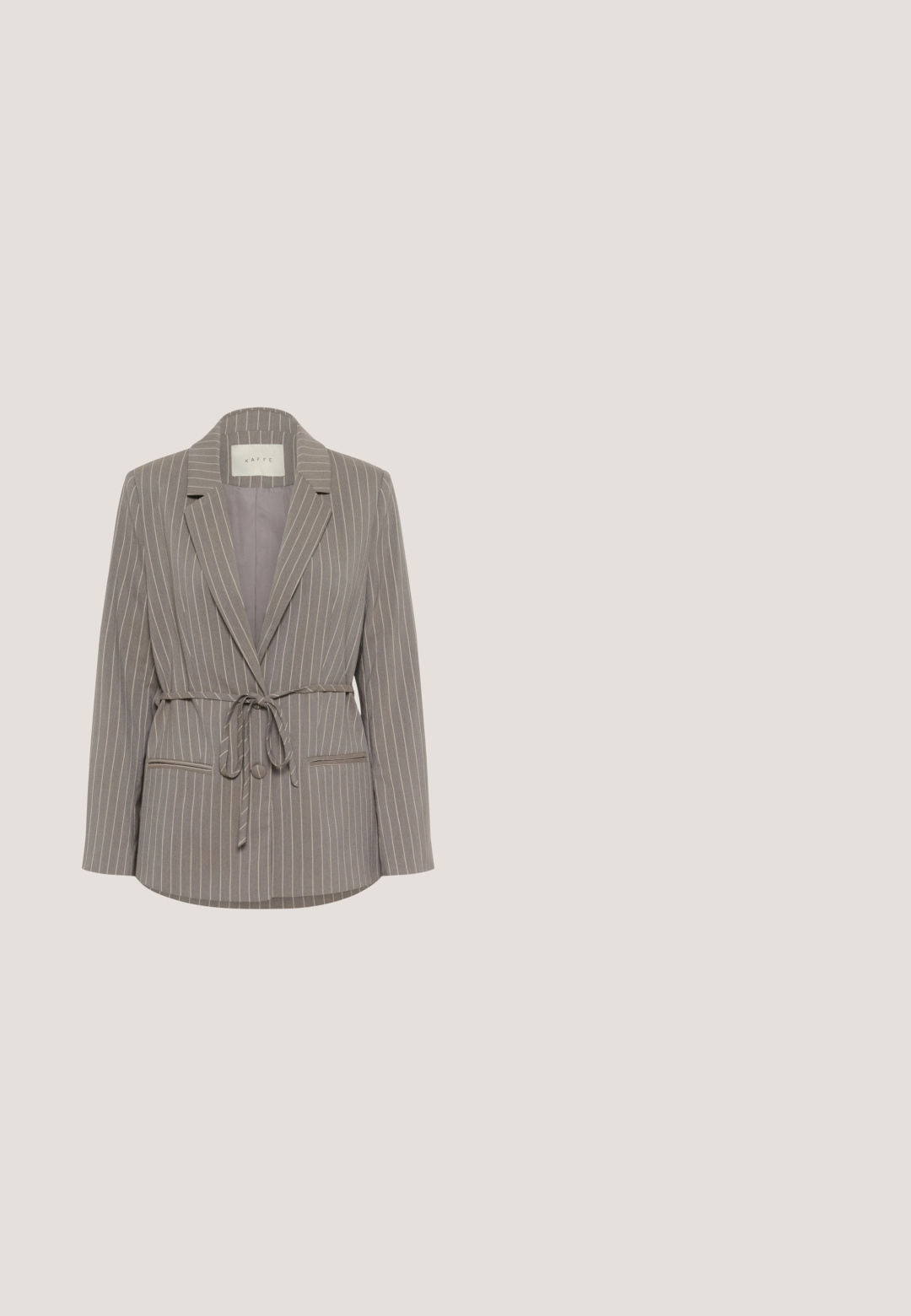 Grå stribet blazer med bånd i taljen, reverskrave, to frontlommer og en glat stofstruktur. Inderfór i en lysere nuance.; Lyseblå denim uden ærmer med spredte sølvnitter, rund halsudskæring og let løs pasform. Simpel, tekstureret stofdesign.; Lyseblå denimbukser med høj talje, lukning foran med knapper og lynlås, fem-lomme design og let udvidede ben.; Hvide mesh sneakers med gyldne accenter og hjerte mønster. Har en tekstureret platåsål og rund tå. Snørebåndsdesign med metalliske detaljer.; Læder skuldertaske i lys taupe med en glat tekstur og buet form. Den har en lang rem og kontrasterende sorte accenter.; Elli HEART HOOPS VALENTINE - Øreringe - pink