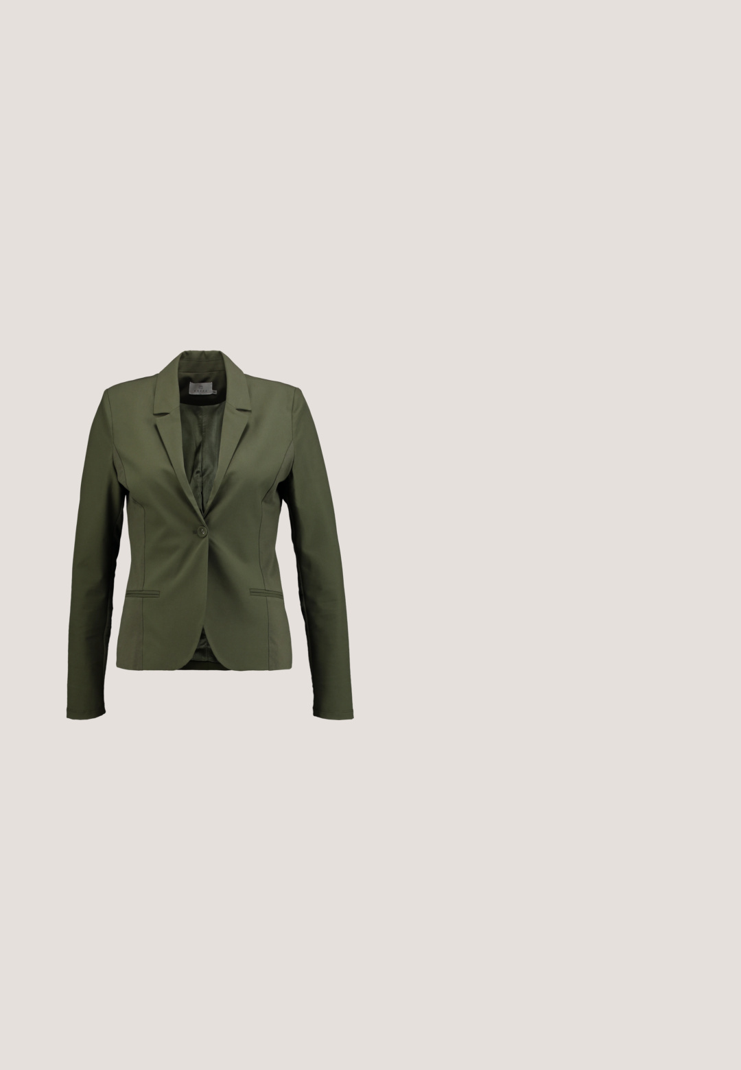 Oliven grøn blazer lavet af glat stof, med en enkelt knaplukning, klapkrave og sidelommer. Simpelt design med rene linjer.; Sort turtleneck sweater lavet af blød stof, med lange ærmer og en tætsiddende silhuet. Enkel design uden synlige mønstre eller dekorationer.; Sorte skinny jeans lavet af denim, med høj talje, fem-lomme design og knaplukning. Glat tekstur, uden synlige mønstre.; Sorte ruskinds høje hæle sandaler har et ankelstrop med spænde, åben tå design og en kraftig hæl. Glat tekstur og minimalistisk stil.; Sølv hoops øreringe med et slankt, forlænget design. Lavet af poleret metal med en glat overflade og minimalistisk stil.; Sort tekstureret læderbælte med en guld metal spænde med tre vandrette stænger og flere justeringshuller.