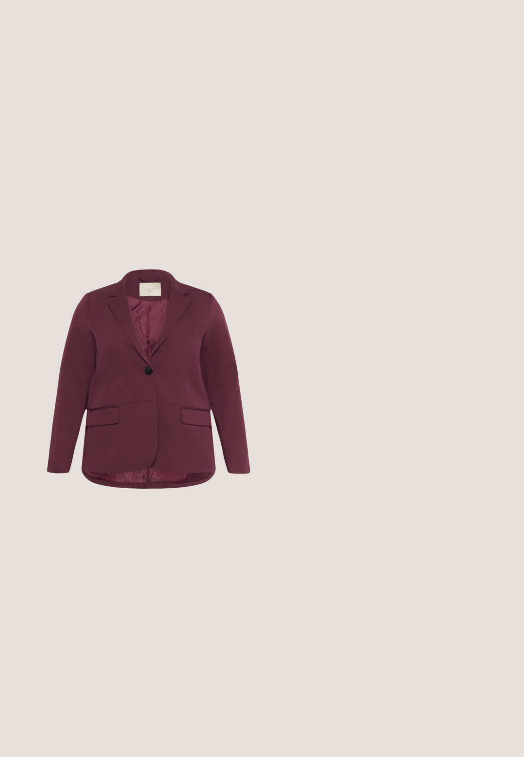 Bordeauxfarbener maßgeschneiderter Blazer mit einem Knopfverschluss, schmalen Revers, zwei Taschen vorne und einem glatten Innenfutter.; Kaffe Curve KCMINA - T-Shirt basic - windsor wine; Burgunderfarbene, dehnbare Hose mit einem Kordelzugbund, die ein figurschmeichelndes Design und schmal zulaufende Beine aufweist, vor einem weißen Hintergrund präsentiert.; Glänzender dunkelroter Mary Jane High Heel Schuh mit abgerundeter Spitze und Schnallenriemen über dem Spann, dargestellt vor weißem Hintergrund.; Kleine glänzende burgunderrote Handtasche mit oberem Griff und abnehmbarem Schulterriemen, vor einem schlichten hellen Hintergrund präsentiert.; Hängende Ohrringe mit dunkelvioletten, runden, strukturierten ovalen, goldenen und unregelmäßigen dunkelbraunen steinähnlichen Perlen, vertikal gestapelt.