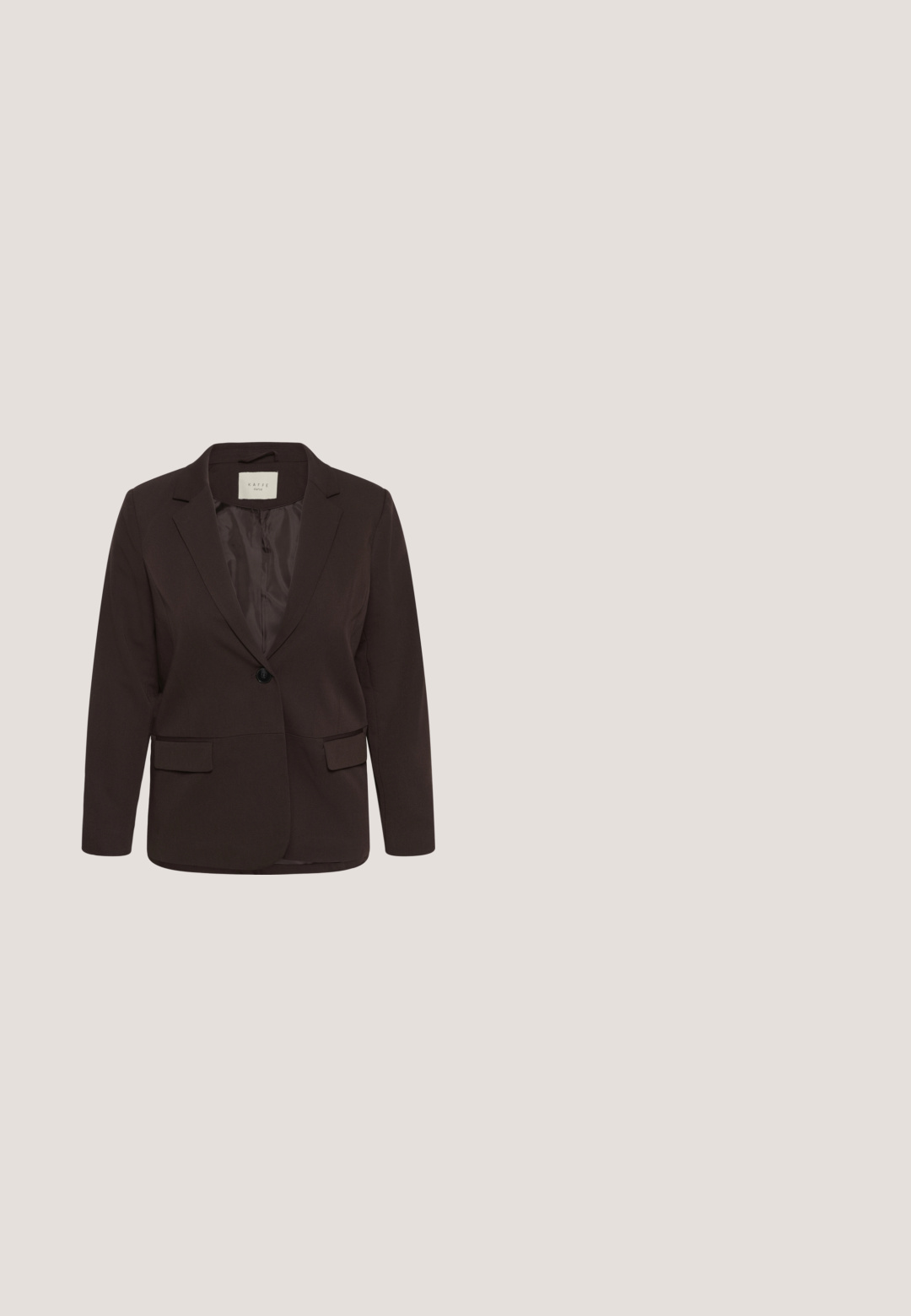 Blazer marron foncé à un seul bouton avec revers crantés, deux poches avant à rabat et doublure satinée lisse.; Chemise à manches courtes marron foncé avec un bord blanc sur le col et les bords des manches, col rond, et une étiquette à l'intérieur de l'encolure.; Pantalon droit marron foncé avec fermeture par bouton et zip, passants pour ceinture et design simple et ajusté.; Pieds chaussés de chaussures noires à bout carré, talon bloc bas avec motif crocodile et pantalons noirs raccourcis sur fond blanc.; Sac à bandoulière rectangulaire marron avec longues sangles et détails de couture minimalistes sur un fond uni.; Trois bagues sur une surface blanche : une en or brillant en forme de dôme, une grosse marbrée crème, et une fine en or avec des perles arrondies.