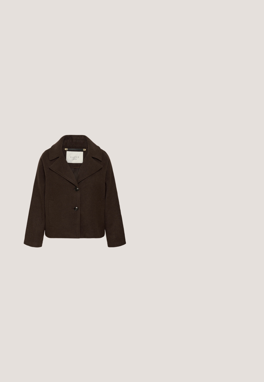 Manteau court en mélange de laine marron foncé avec larges revers, deux boutons devant et poches latérales, étiqueté Kaffe Curve.; Pull tricoté marron foncé à manches courtes, col rond et motif texturé subtil, étiquette de taille visible à l'intérieur du col.; Pantalon droit marron foncé avec fermeture par bouton et zip, passants pour ceinture et design simple et ajusté.; Bottine en daim marron foncé avec un bout pointu et un talon bloc empilé, dotée de panneaux élastiques sur les côtés et d'une languette à l'arrière.; Sac à main en cuir marron foncé avec longues poignées et petite pochette assortie zippée sur un fond clair uni.; Boucles d'oreilles ton or avec des boucles entrelacées en bordeaux et blanc. Le design présente une texture lisse avec des accents métalliques brillants.