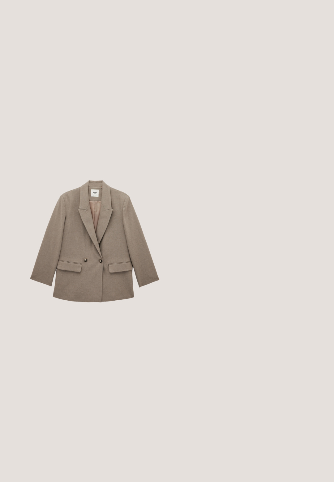 Taupekleurig double-breasted blazer met brede revers, twee klepzakken aan de voorkant en knoopdetails, weergegeven op een witte achtergrond.; Roomkleurige kanttop met een hoge halslijn, lange mouwen en bloemmotief, met een getailleerde pasvorm en een textuurafwerking.; Midi geplooide rok met witte bloemenprint op donkerrode stof en een elastische tailleband.; Bruine leren platform schoenen met een dikke houten hak, voorzien van een ronde neus en decoratieve kwastjesaccenten op de bovenkant.; Geïllustreerde sjaal met scènes uit New York: pizzapunt, bloemen, brug, koffie en bagels, fiets, camera, taxi, tweedehandswinkel, trottoircafé, winkel etalage.; Bruine leren handtas met een gebogen vorm, gouden hardware accenten en een afneembare schouderband. Gladde textuur met contrasterende stiksels.