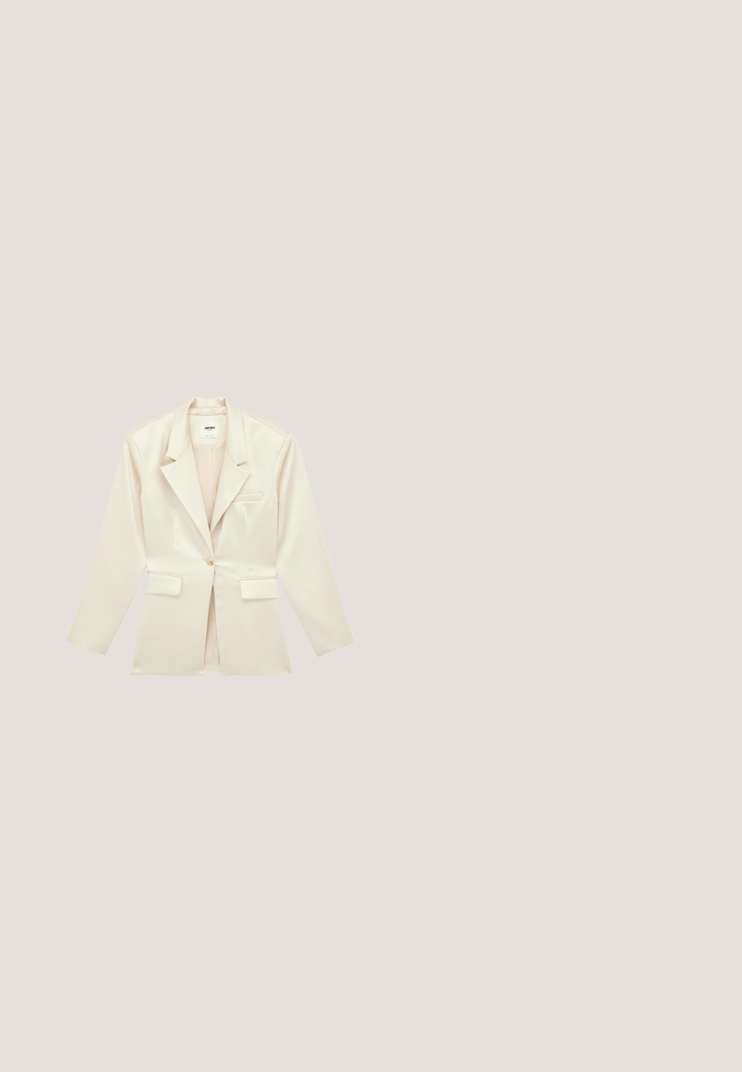Cremefarbener Damenblazer mit Kerbkragen, einreihiger goldener Knopfleiste, zwei Pattentaschen und einer Brustleistentasche.; Weißes ärmelloses Top mit Wasserfallausschnitt, drapierter Textur und gerafftem Detail an der Seite, aus glattem, dehnbarem Stoff.; Beige gerade geschnittene Hose mit hohem Bund und passendem Stoffgürtel mit rechteckiger Schnalle.; Beige Lackleder-Pumps mit hohen Absätzen, spitzer Zehenpartie, flachen Ausschnitten an den Seiten und einem schlanken Absatz. Glatte Textur mit glänzender Oberfläche.; Kleine Schultertasche mit beige-braun gemustertem Stoff, braunen Lederdetails und einer goldenen ovalen Schnalle mit "Guess"-Logo.; Goldkette mit fünf herzförmigen Gliedern, jedes geschmückt mit hängenden Gold- und Silberketten, die einen gestuften Drapierungseffekt erzeugen.