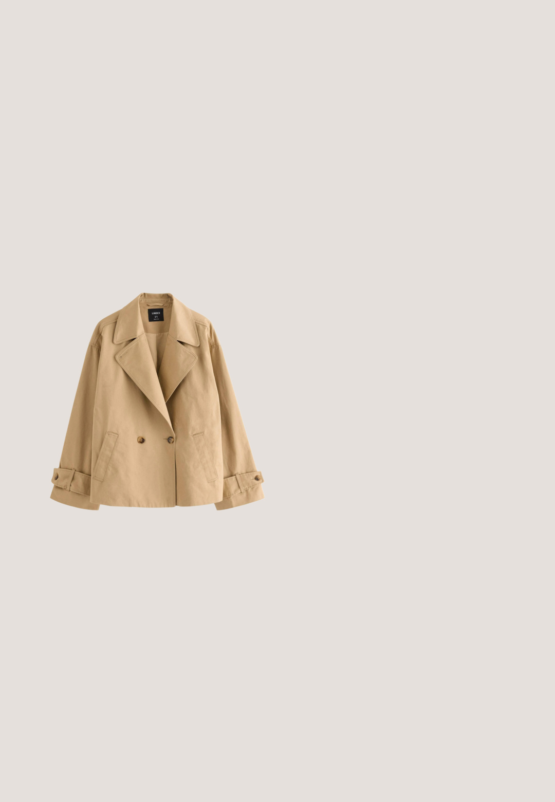 Beige dobbeltradet trenchcoat med brede revers, sidelommer og manchetter med knapper. Fremstillet af et let stof med en glat tekstur.; Second Female FELIXA  - Bluse - black; Sorte vidde bukser med elastisk talje, løs pasform og gulvlængde.; Mørkebrun læderslingback med spids snude, lav kittenhæl og justerbar spænde.; Tan farvet lædertaske med blød, samlet design, justerbar knyttet rem og lynlåslukning. Har prægede mærkelogo.; Par glatte sorte ovale træøreringe med en let uregelmæssig rundet form på en hvid baggrund.