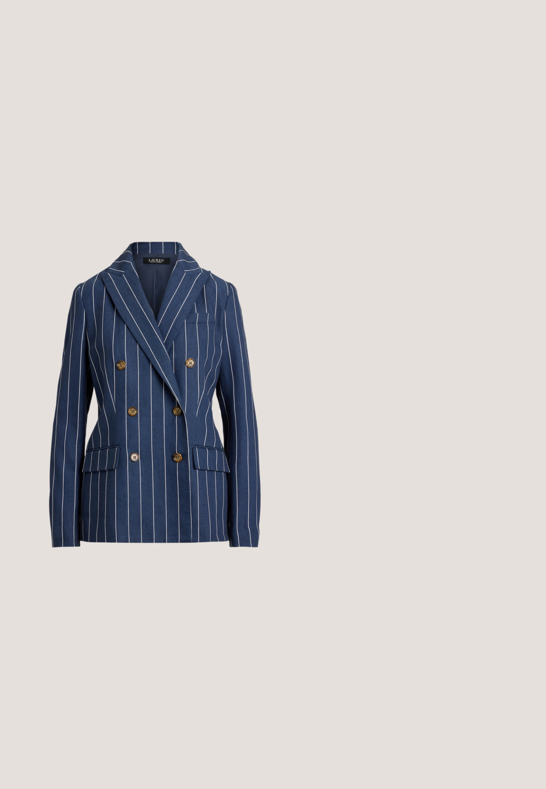 Marineblå dobbeltbrystet blazer med hvide lodrette striber. Har guld-tone knapper, slåede revers og sidelommer.; Mørkeblå kabelstrikket cardigan med knapper, lange ærmer og en lille broderet logo på brystet.; Hvid skjorte med lange ærmer og knapper lavet af stof med en let tekstur. Har en frontlomme med en lille broderet logo og en klassisk krave.; Rynket nederdel med tern i mørkegrøn og marineblå med en glat talje og logo-accent. Har et klassisk, lagdelt rynkedesign.; Mørkebrun læderloafer med frynser, lav hæl og synet sål, vist fra siden på en neutral baggrund.; Brun læderhåndtaske med et struktureret design, top-håndtag, en guldlåsesløsning og synlige syninger for tekstur.